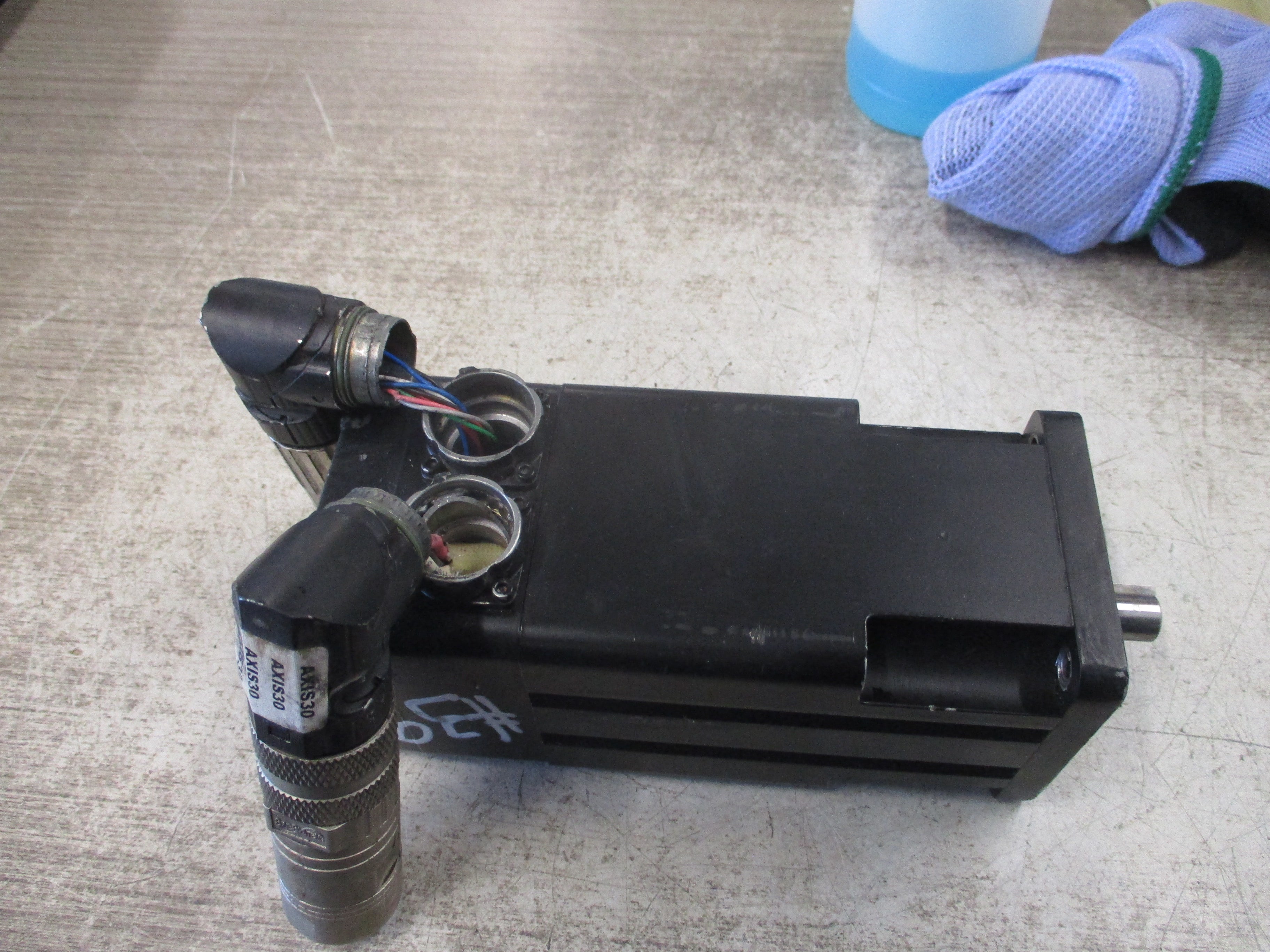 Allen-Bradley Kinetix AC Servo Motor MPL-B230P-VJ42AA Ser. A 0.86KW 5000RPM Used