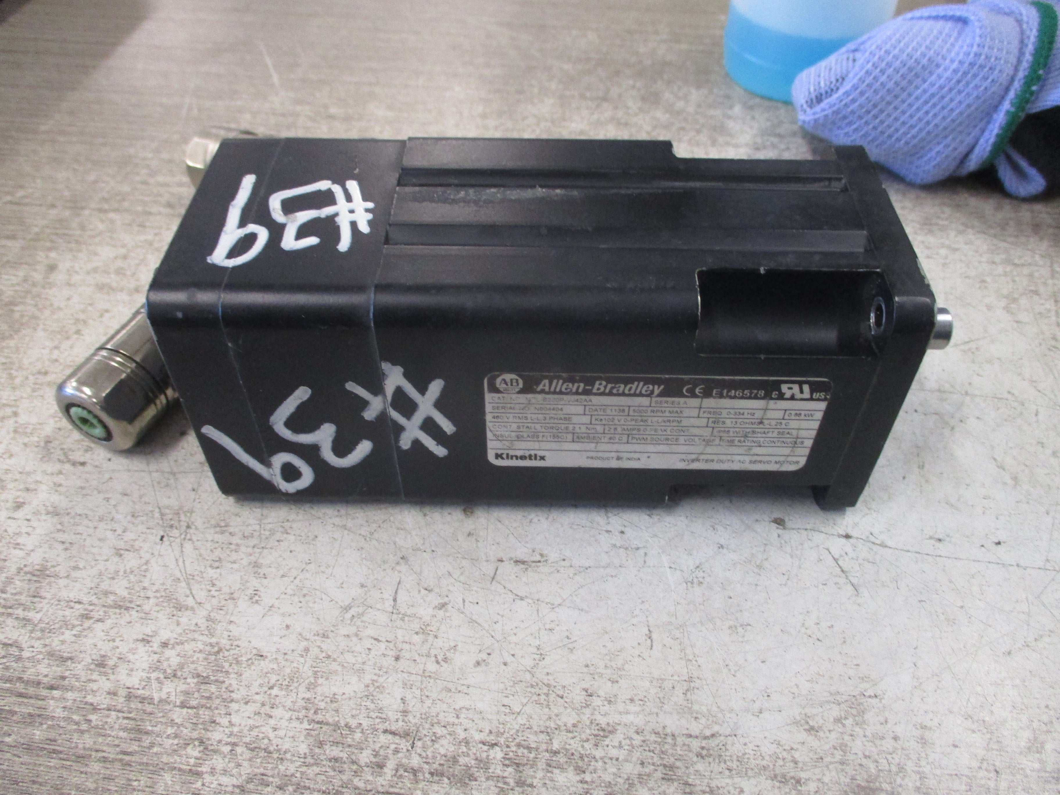 Allen-Bradley Kinetix AC Servo Motor MPL-B230P-VJ42AA Ser. A 0.86KW 5000RPM Used