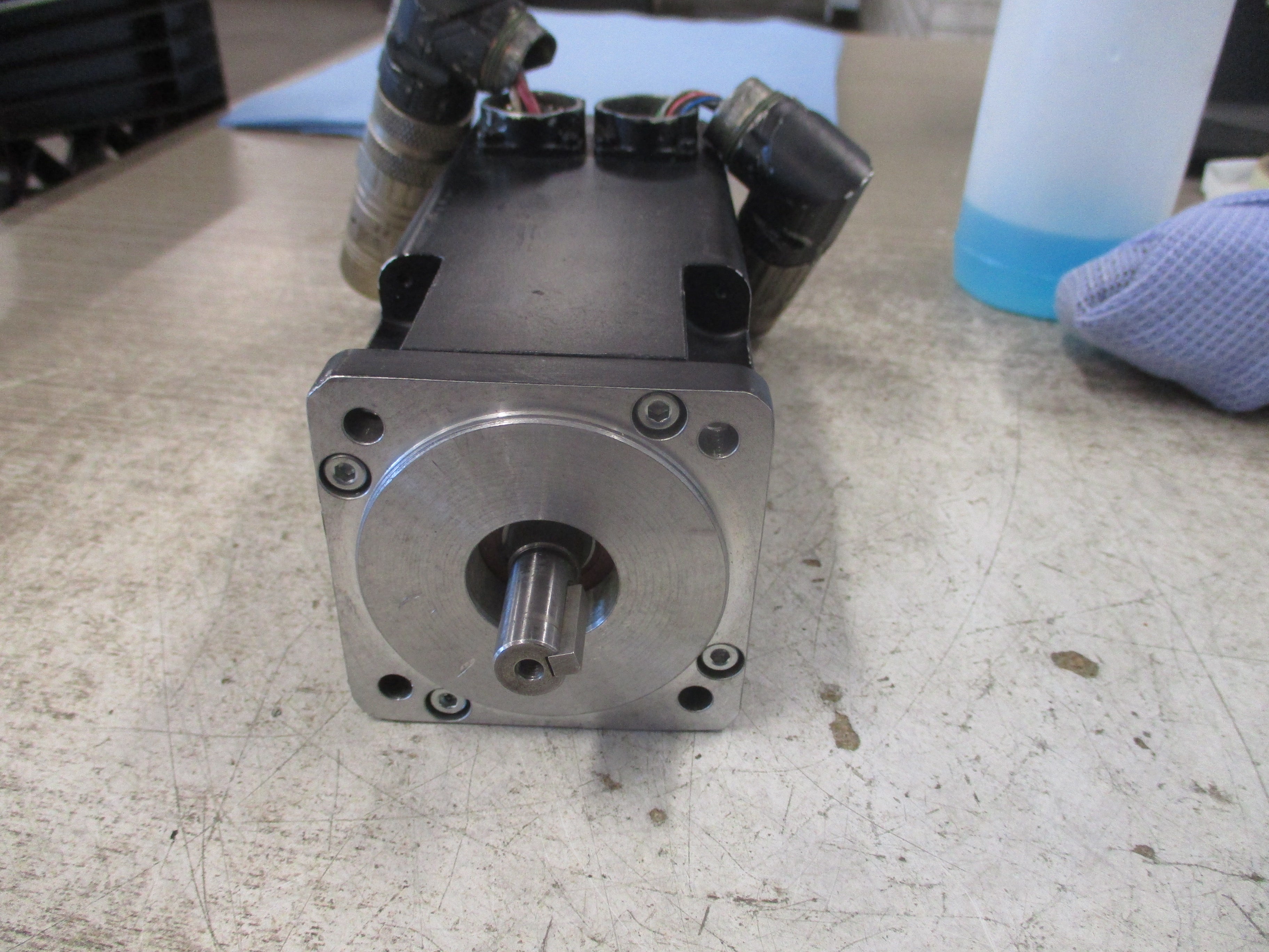 Allen-Bradley Kinetix AC Servo Motor MPL-B230P-VJ42AA Ser. A 0.86KW 5000RPM Used