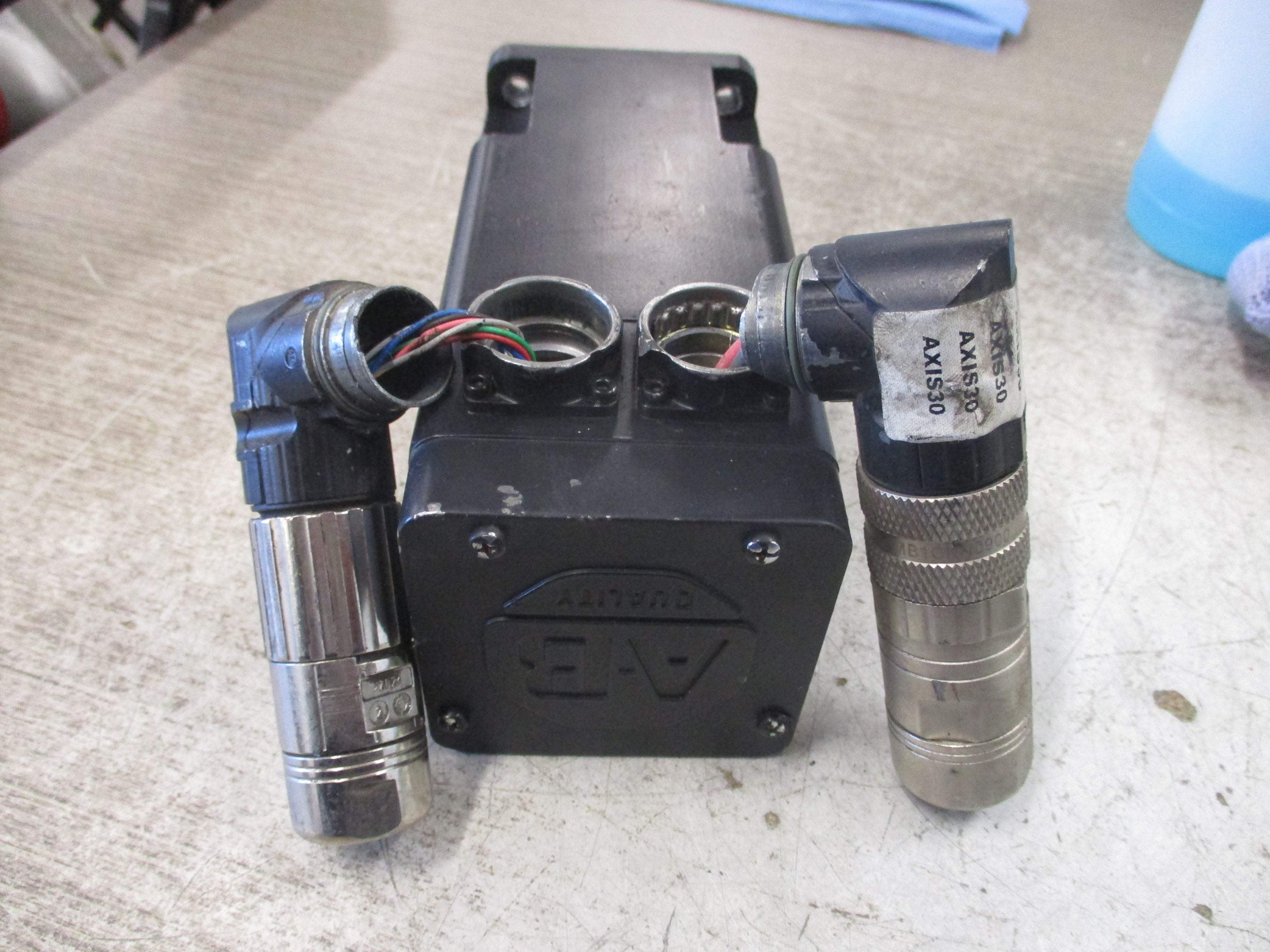 Allen-Bradley Kinetix AC Servo Motor MPL-B230P-VJ42AA Ser. A 0.86KW 5000RPM Used