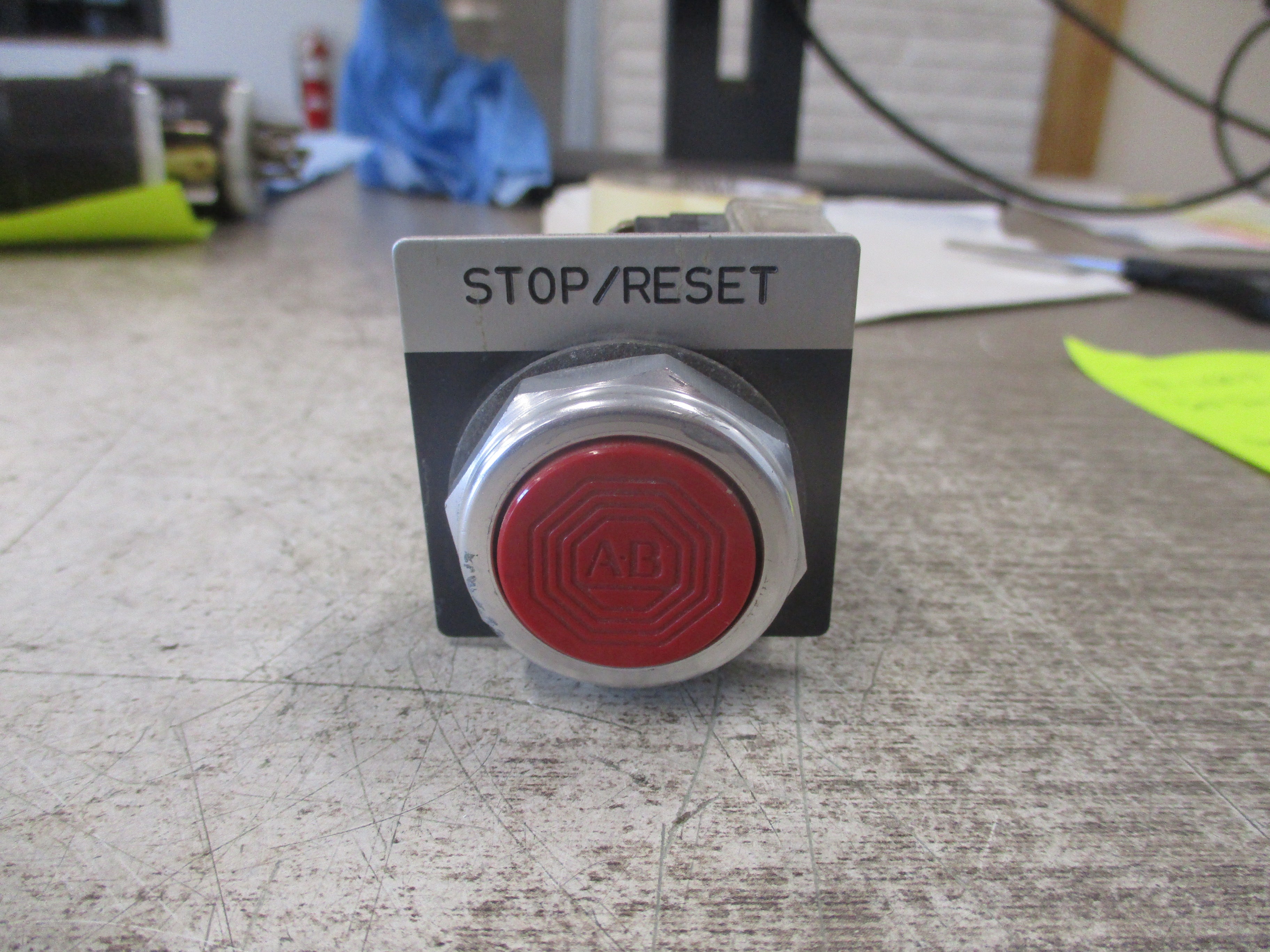 Allen-Bradley Flush Head Push Button 800T-A… Ser. T Type 4, 13 Red Used