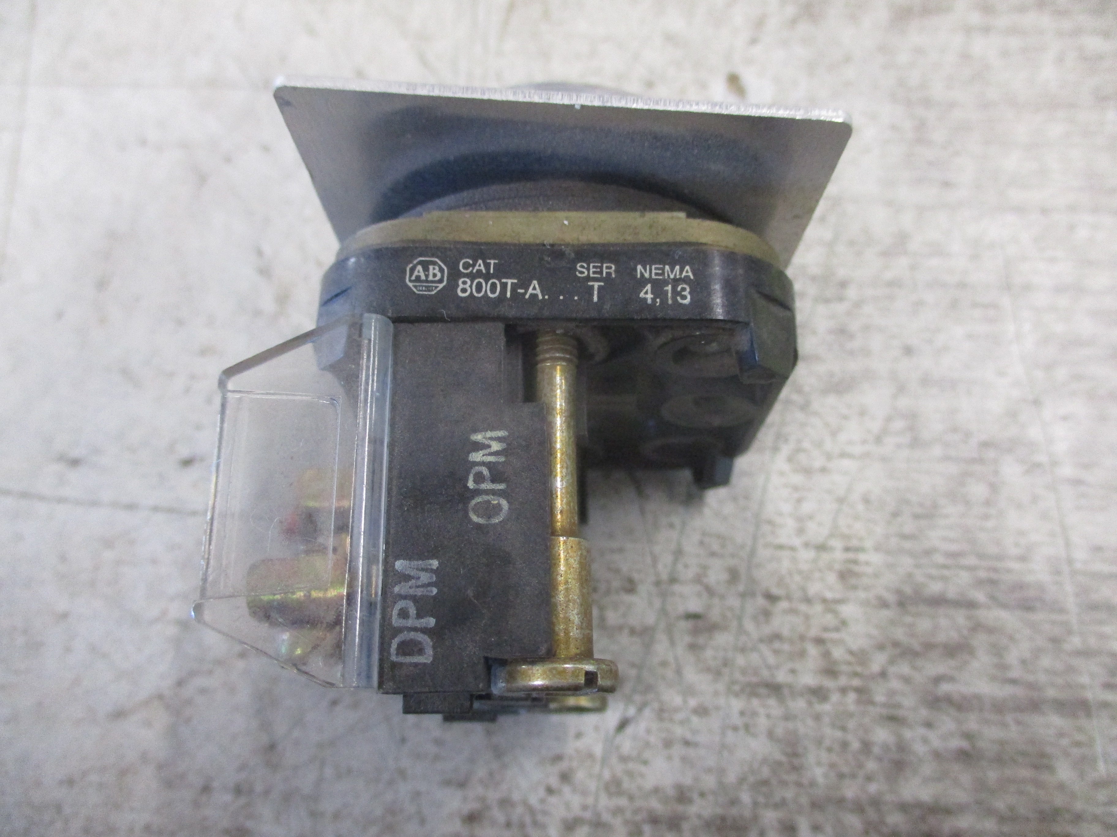 Allen-Bradley Flush Head Push Button 800T-A… Ser. T Type 4, 13 Red Used