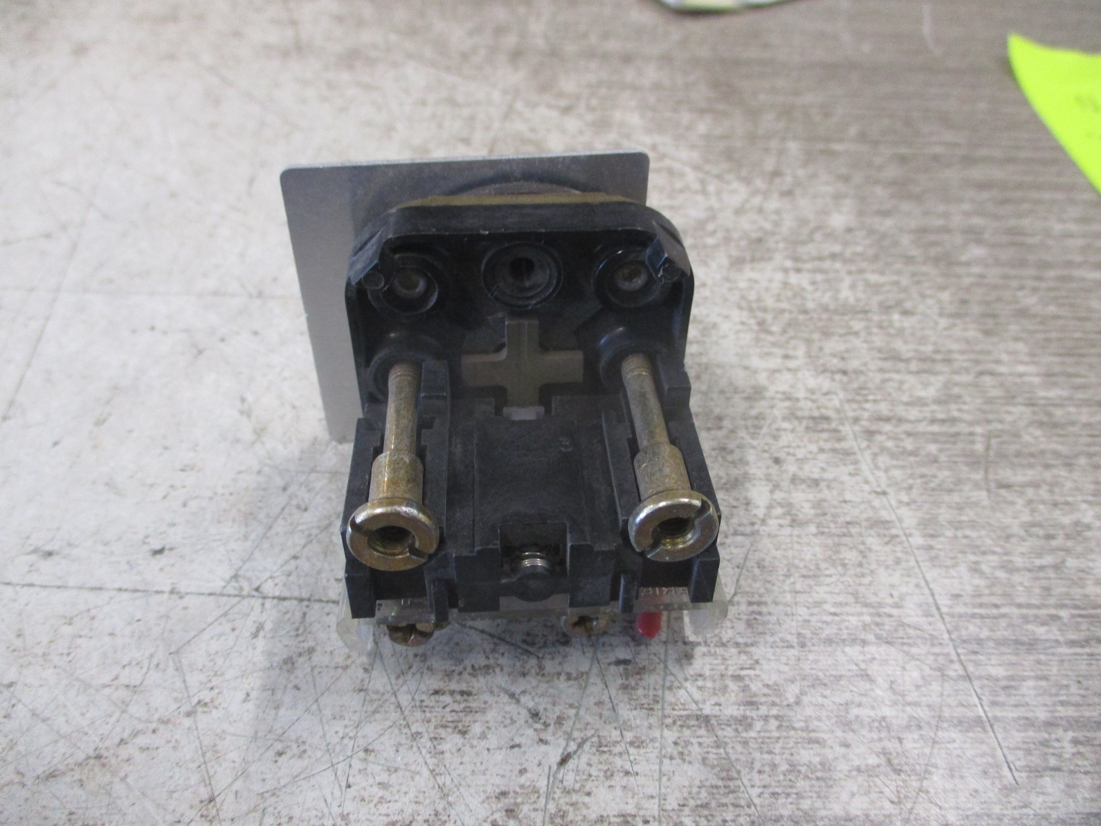 Allen-Bradley Flush Head Push Button 800T-A… Ser. T Type 4, 13 Red Used