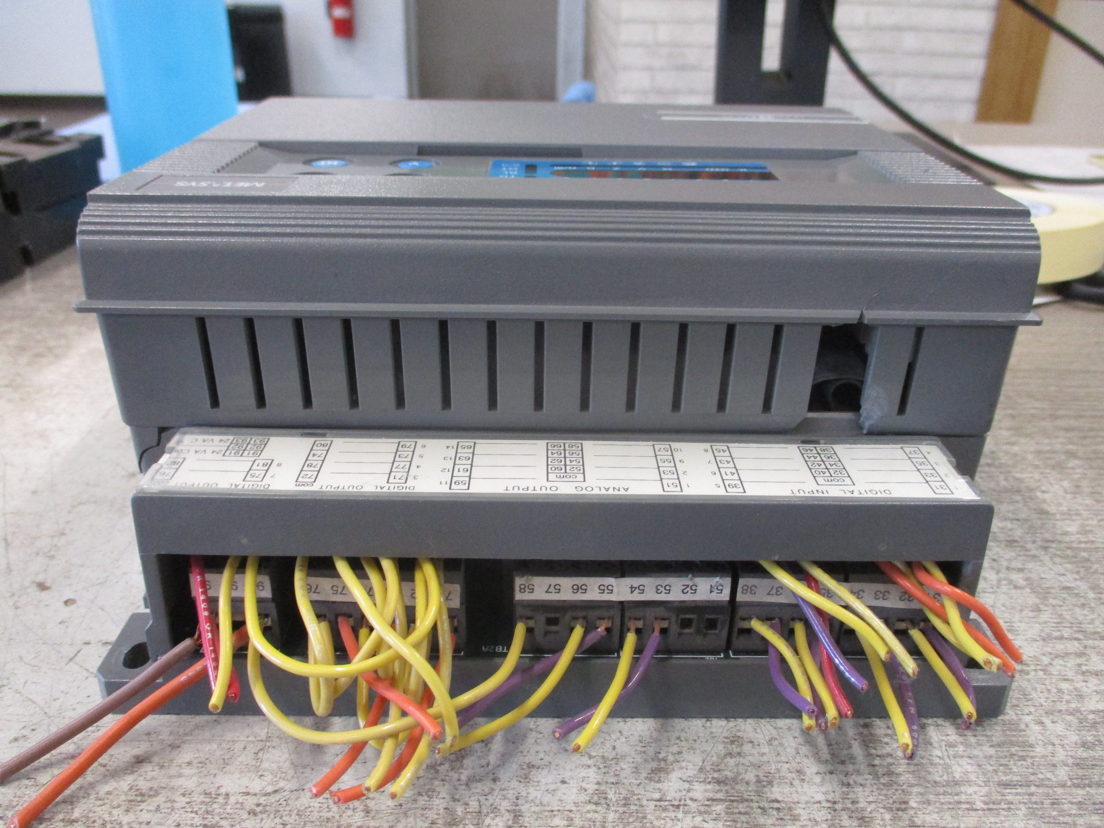 Johnson Controls / Metasys Controller DX-9100-8454 24VAC *Cracked Case*