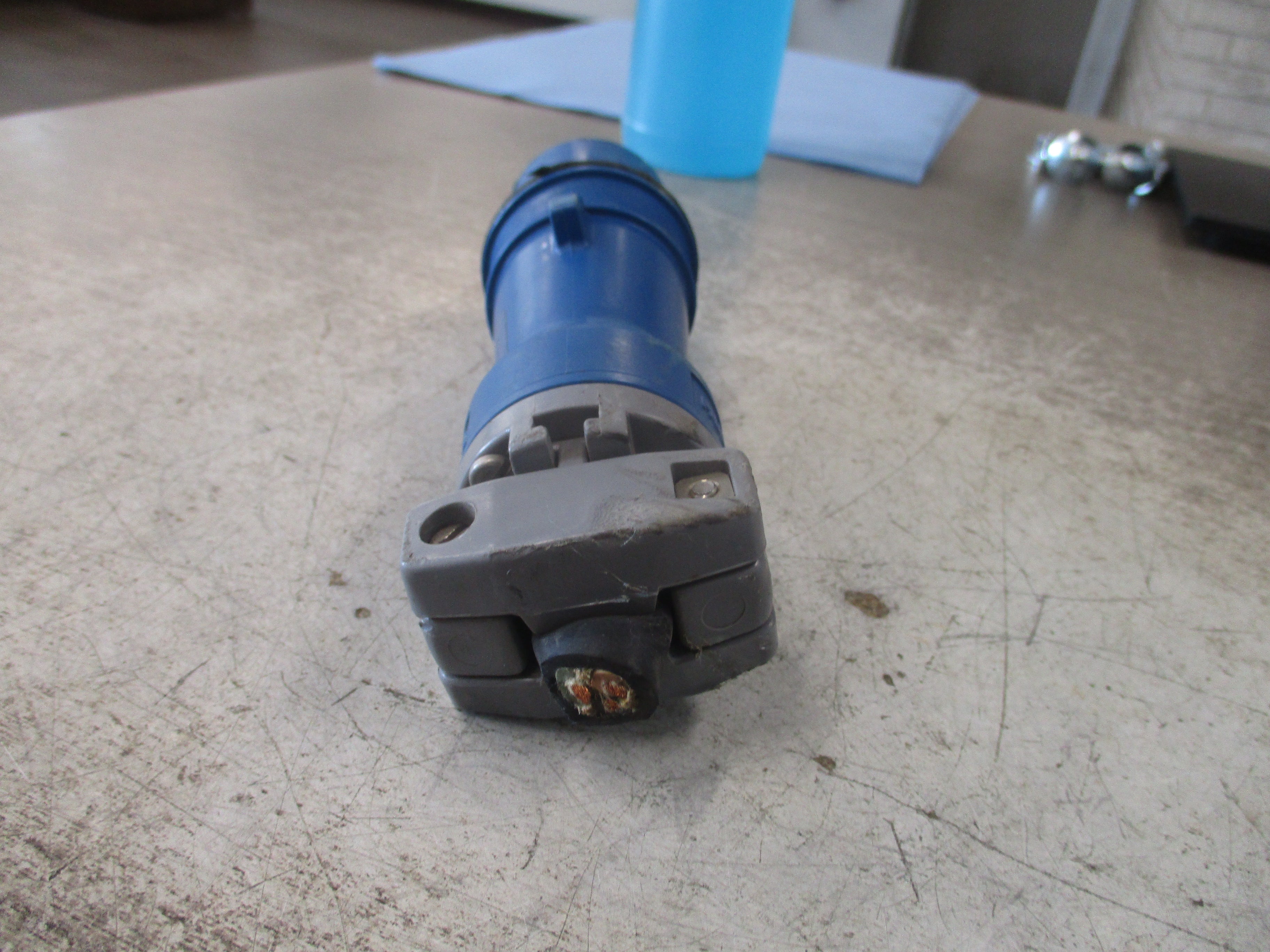 Hubbell Plug 320P6W 20A 250VAC 2P 3W Watertight *No Bushing* Used