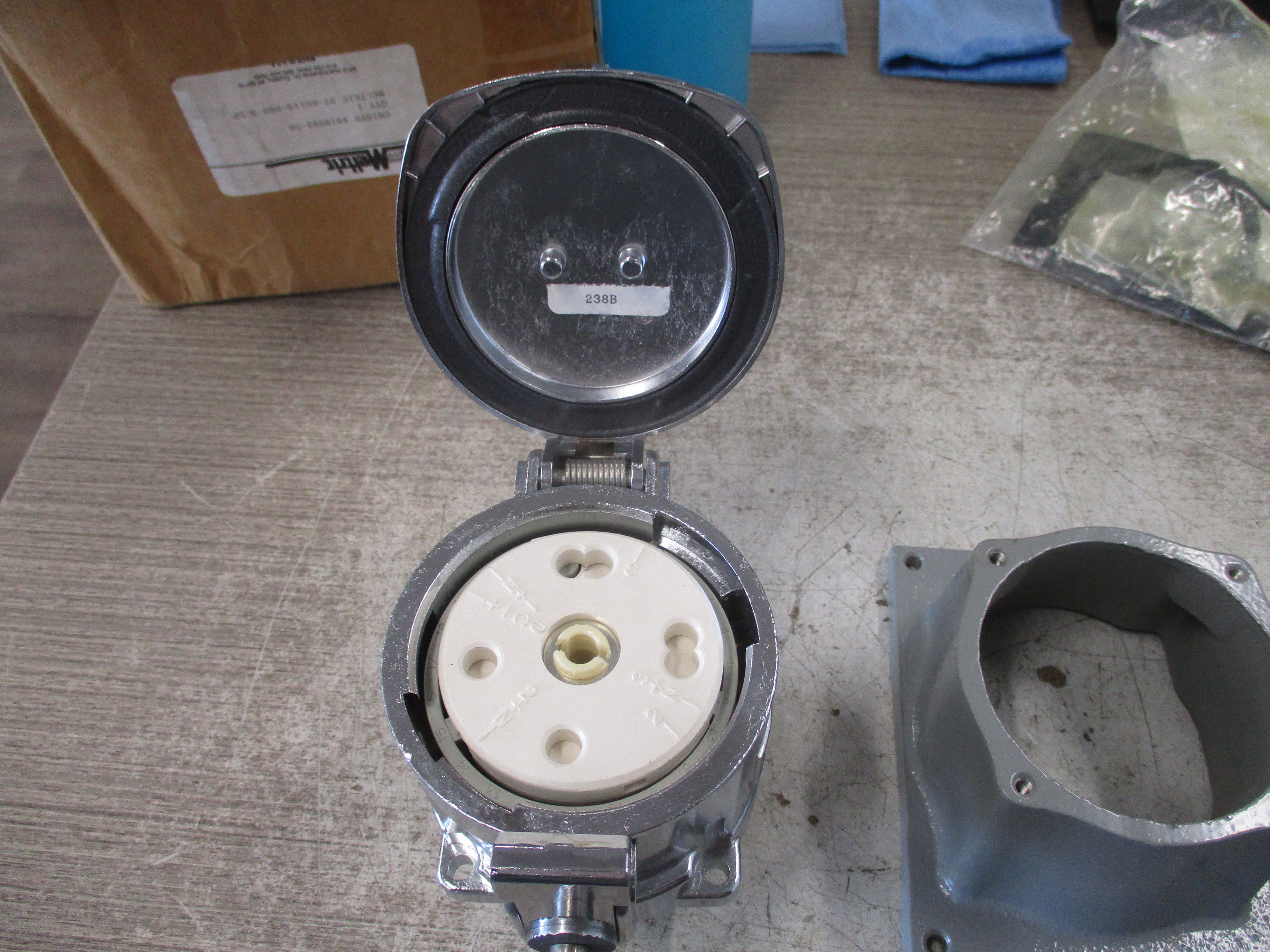 Meltric DS 60A Receptacle 37-60113-S 90A 600V W/Base New Surplus