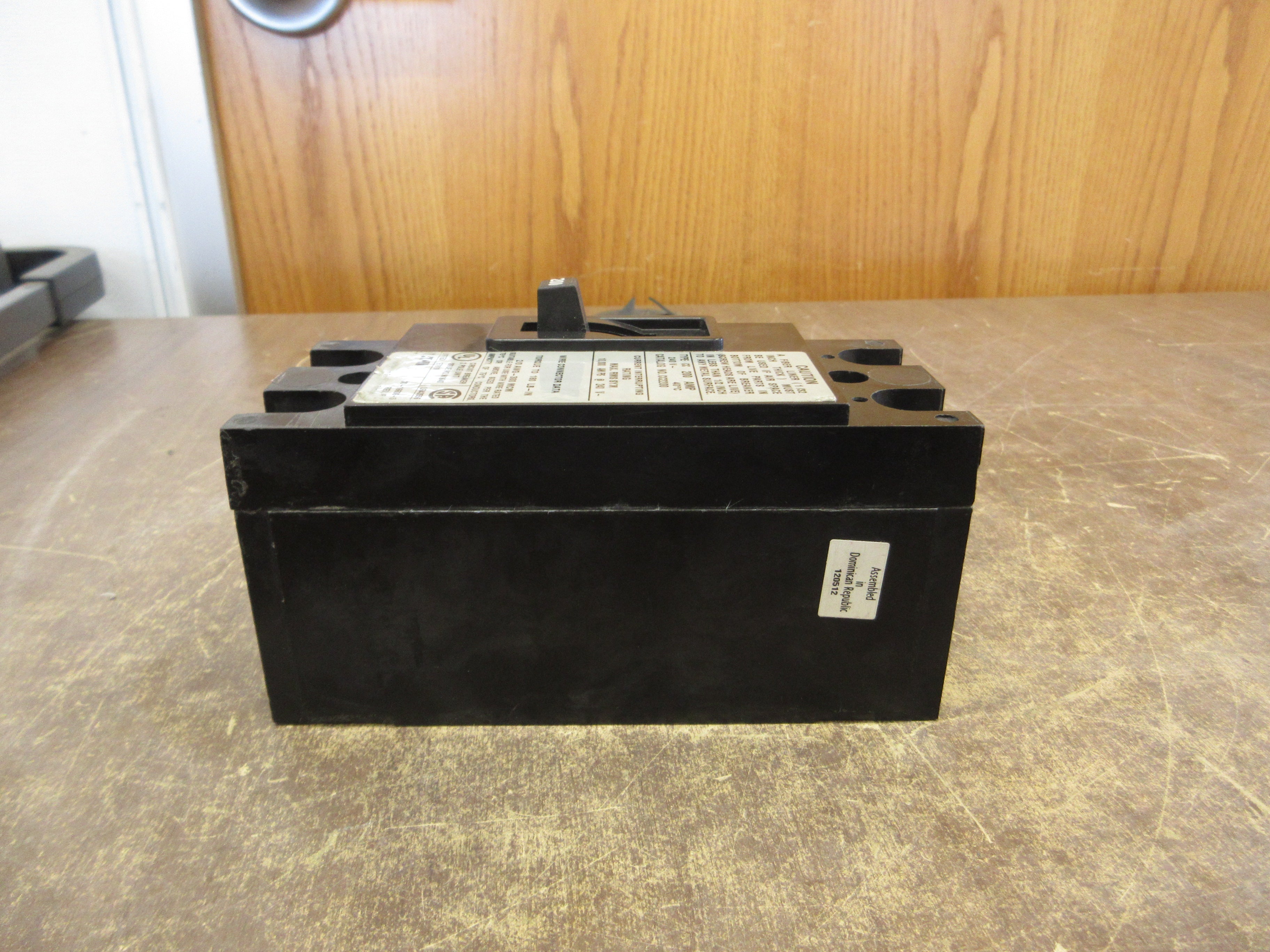 Eaton Circuit Breaker CC2200 200A 240V 2P *Missing (3) Lug Screws* Used