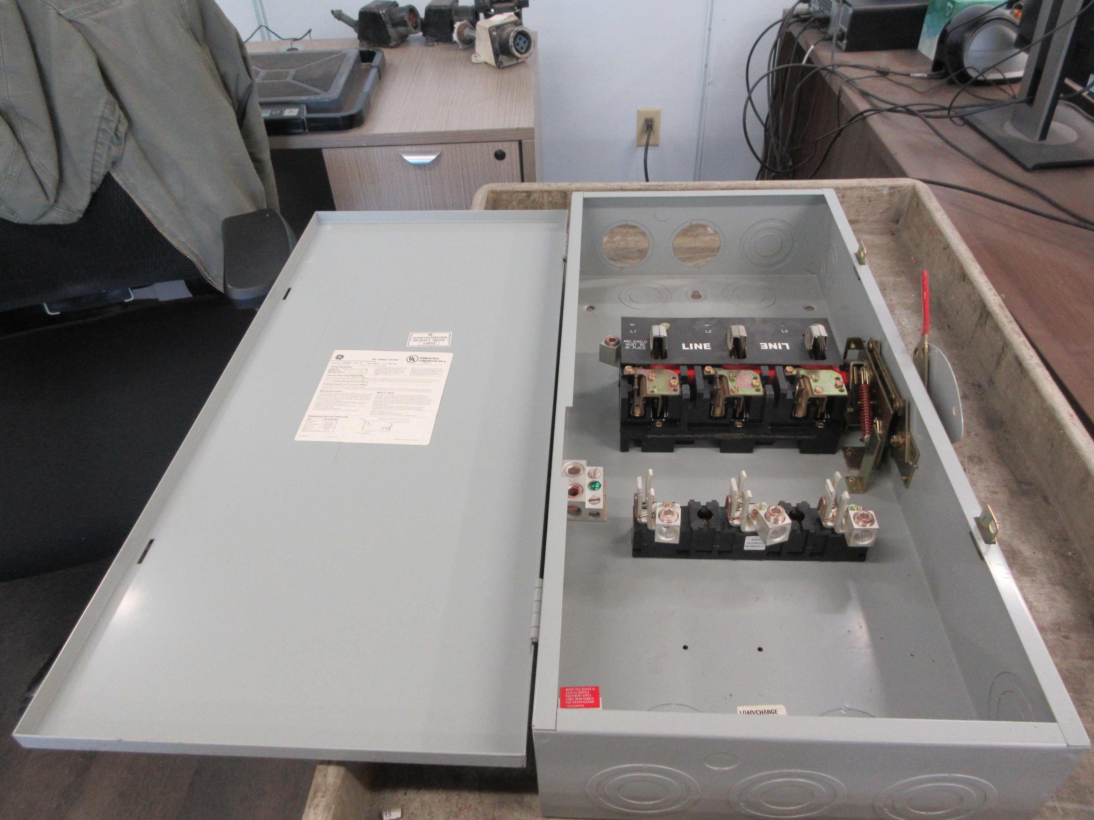 GE Fusible Safety Switch/Disconnect TG4324 Mod. 8 200A 240V 3P Used