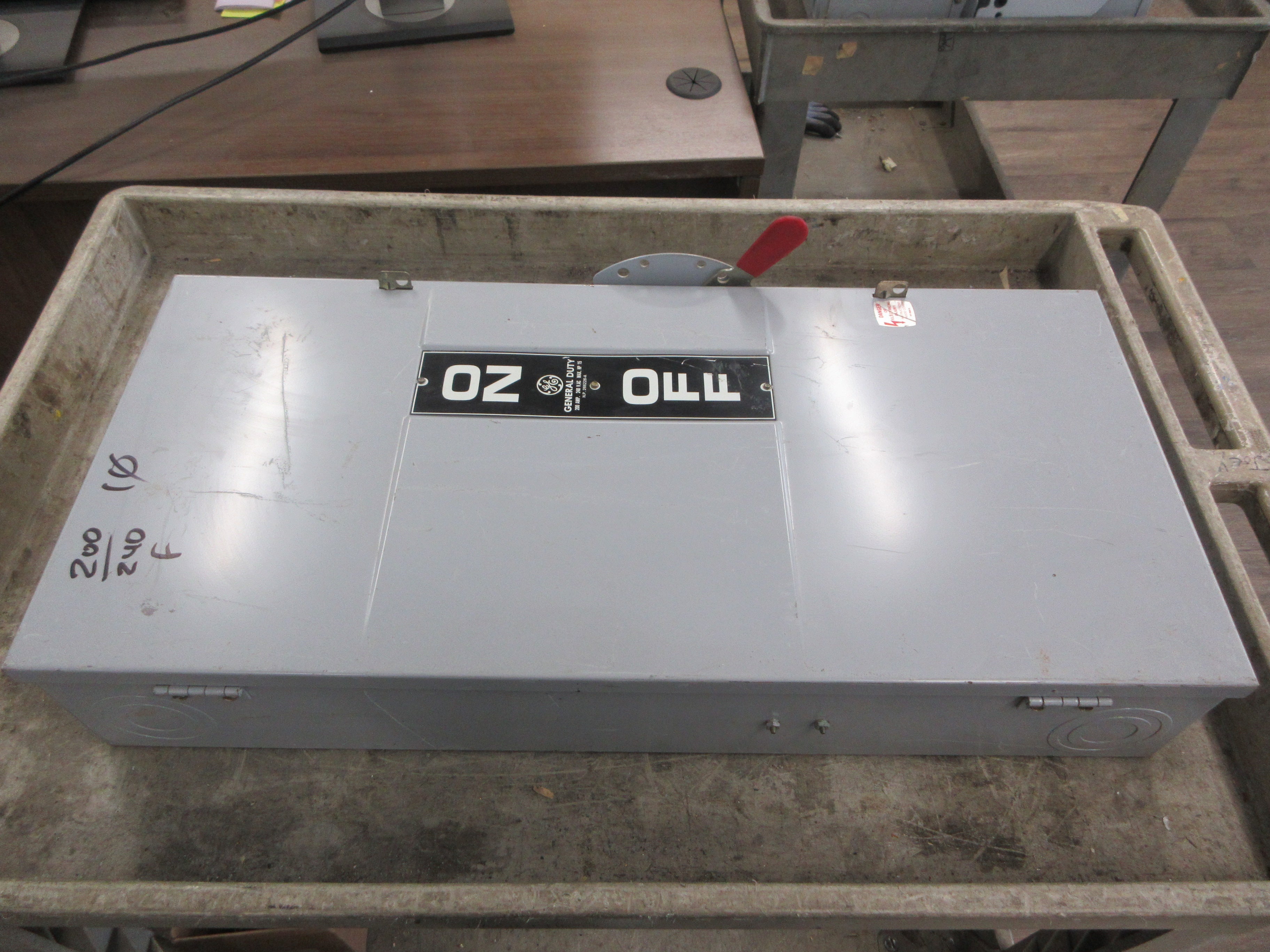 GE Fusible Safety Switch/Disconnect TG3224 200A 240V 1Ph Type 1 Enclosure Used