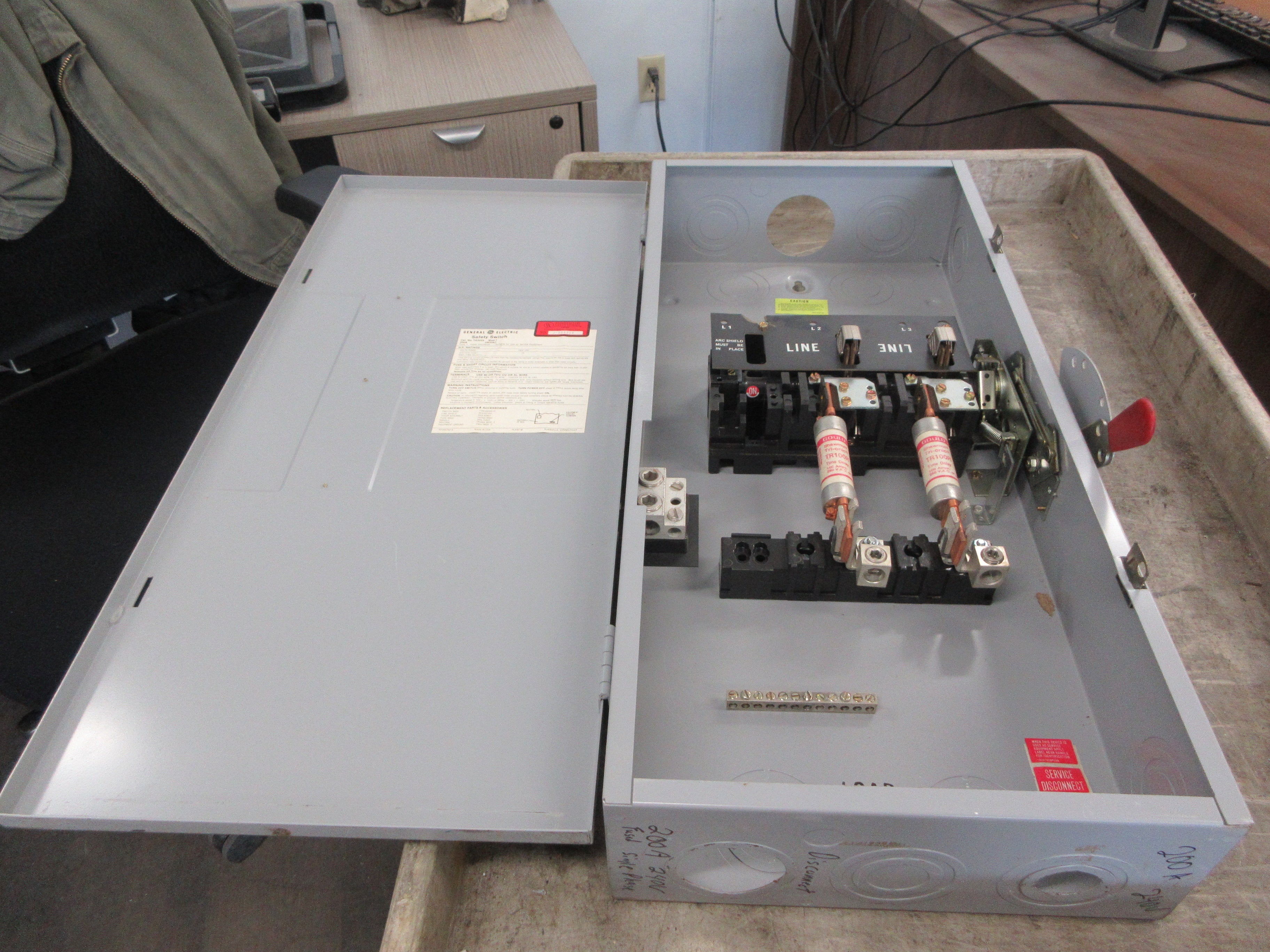 GE Fusible Safety Switch/Disconnect TG3224 200A 240V 1Ph Type 1 Enclosure Used