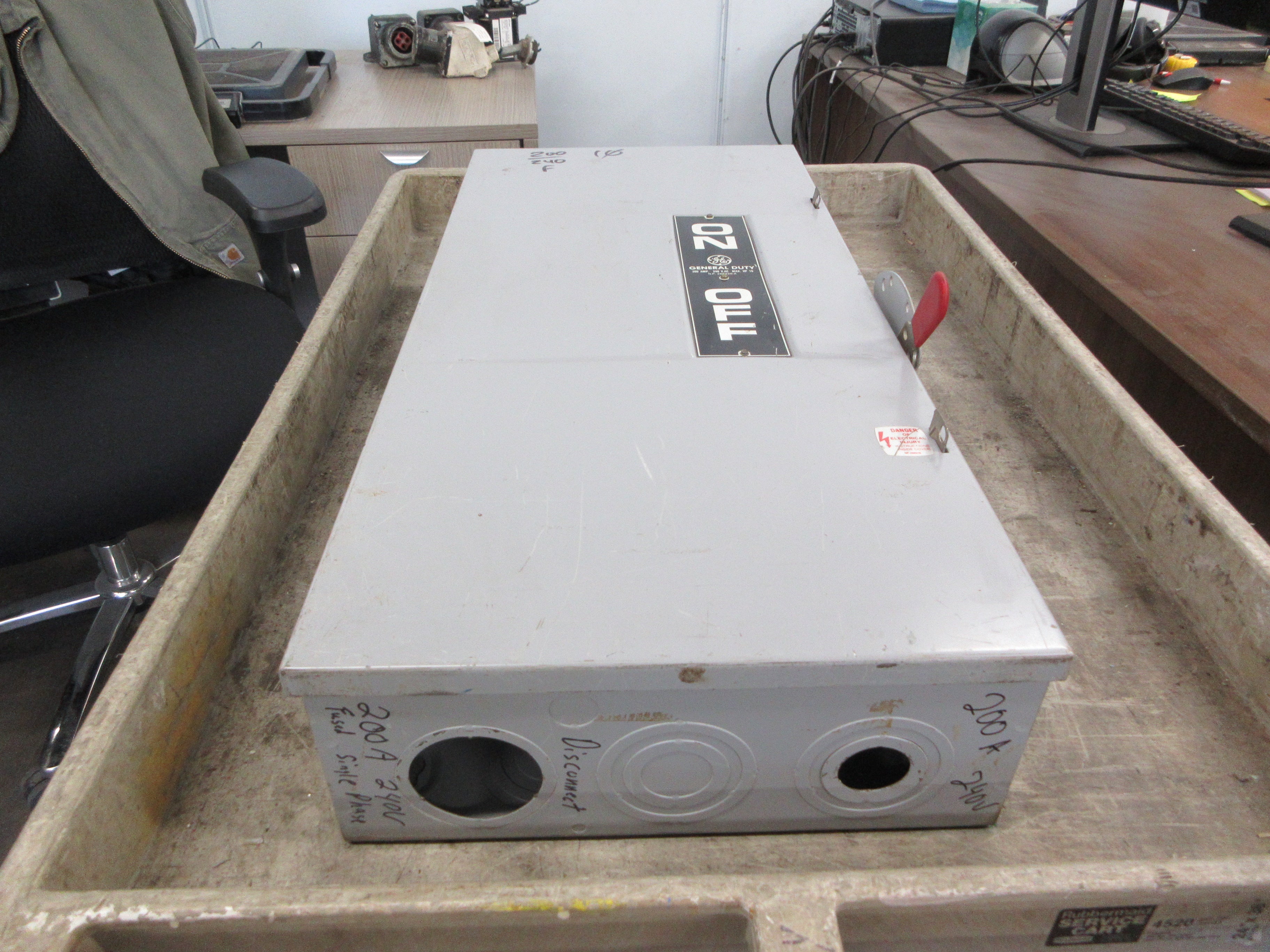 GE Fusible Safety Switch/Disconnect TG3224 200A 240V 1Ph Type 1 Enclosure Used