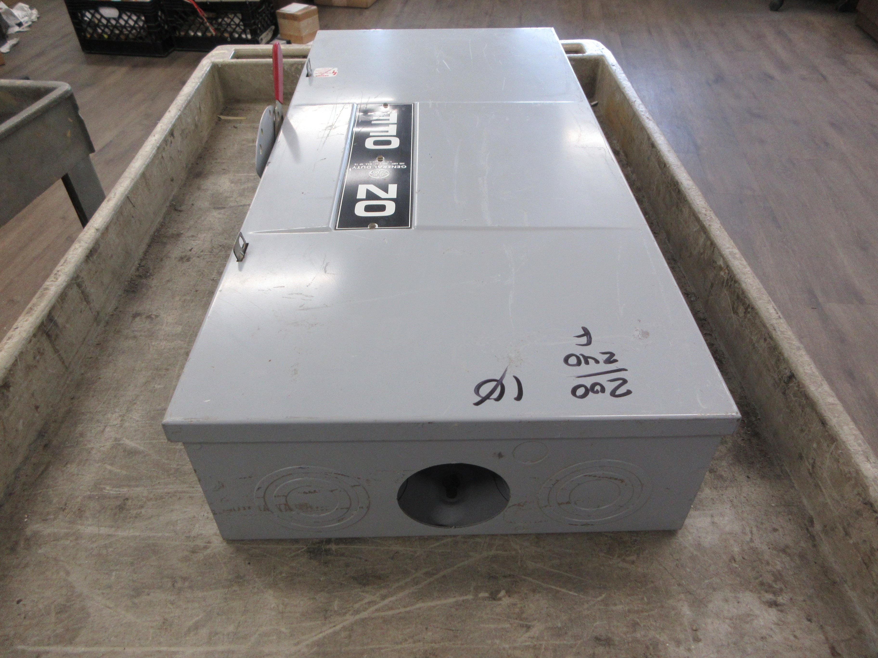 GE Fusible Safety Switch/Disconnect TG3224 200A 240V 1Ph Type 1 Enclosure Used