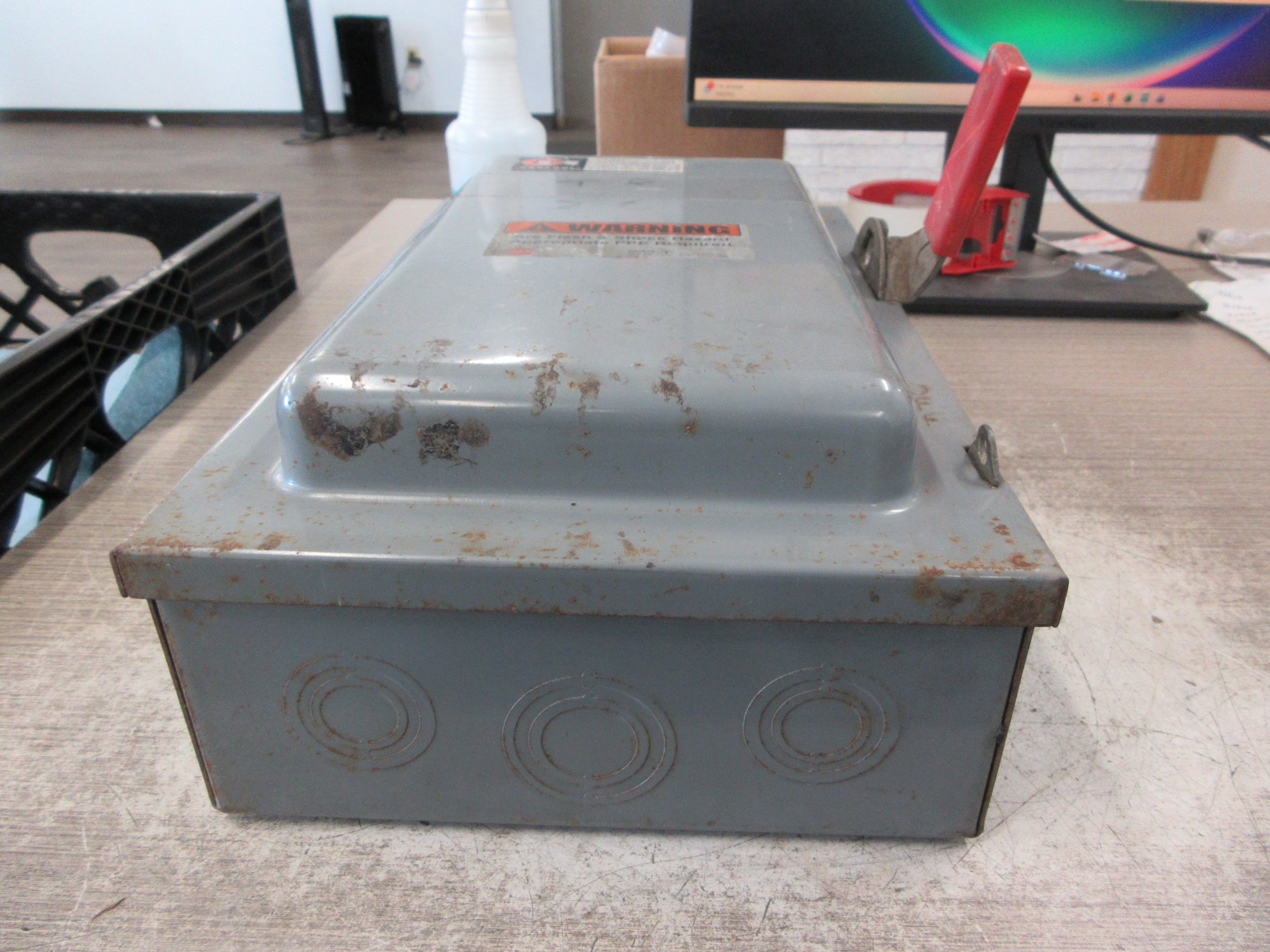 Cutler-Hammer Fusible Safety Switch/Disconnect 4105H442H 60A 240V 3P Used