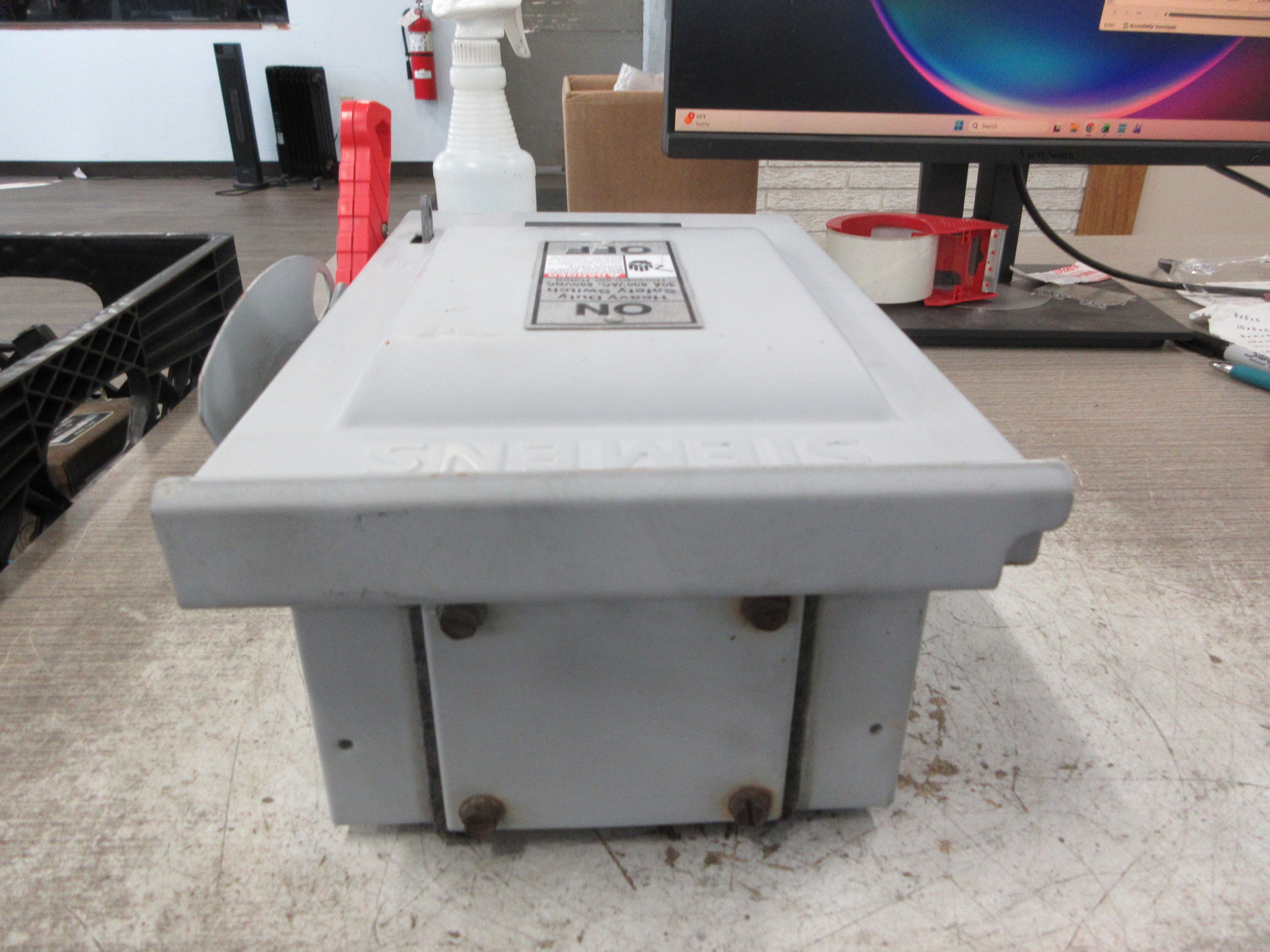 Siemens Non-Fusible 3R Safety Switch/Disconnect HNF361R 30A 600V 3P Used