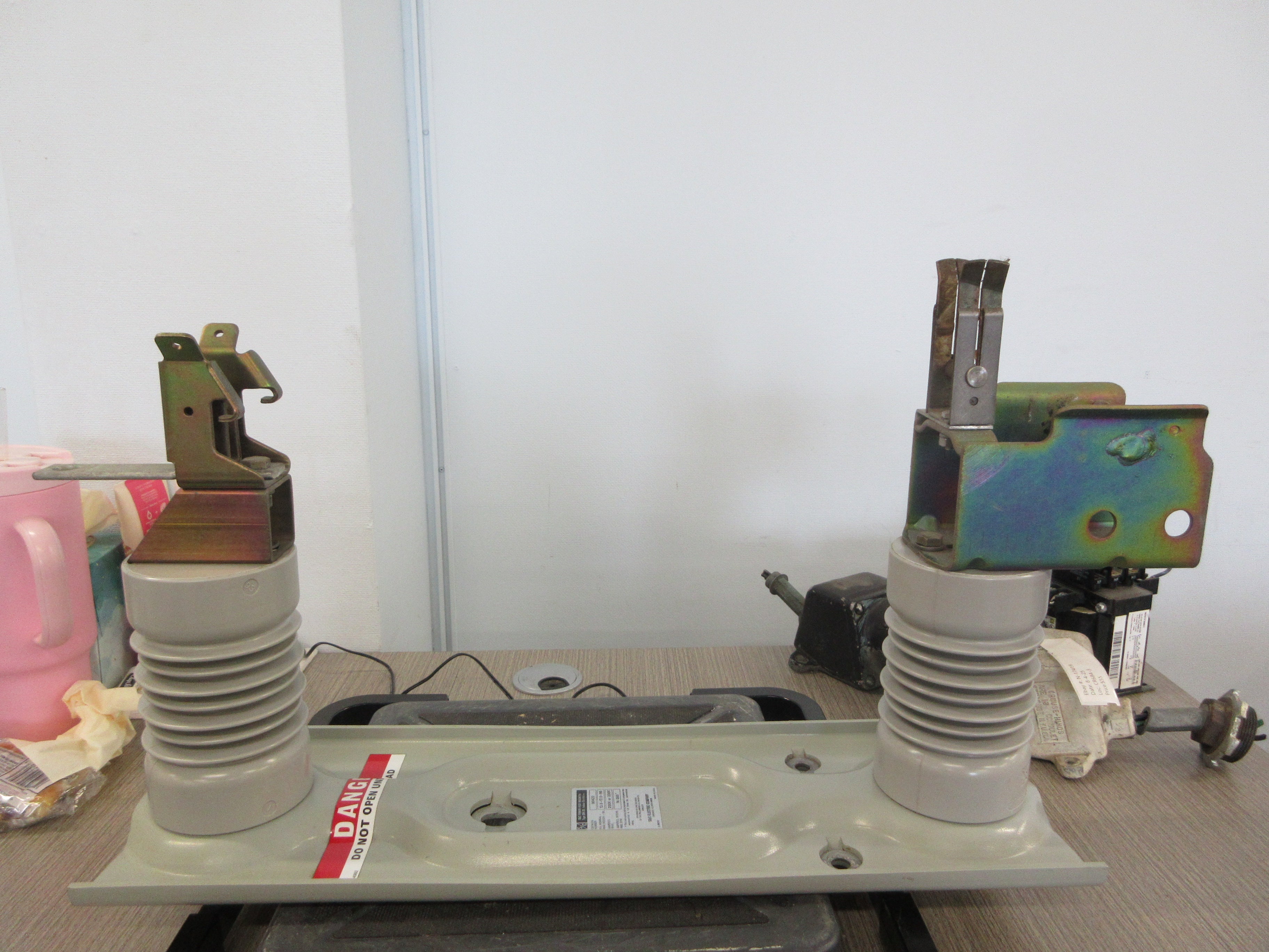 S&C SM-20 Fuse Mounting 90422 200E 13.8KV Used