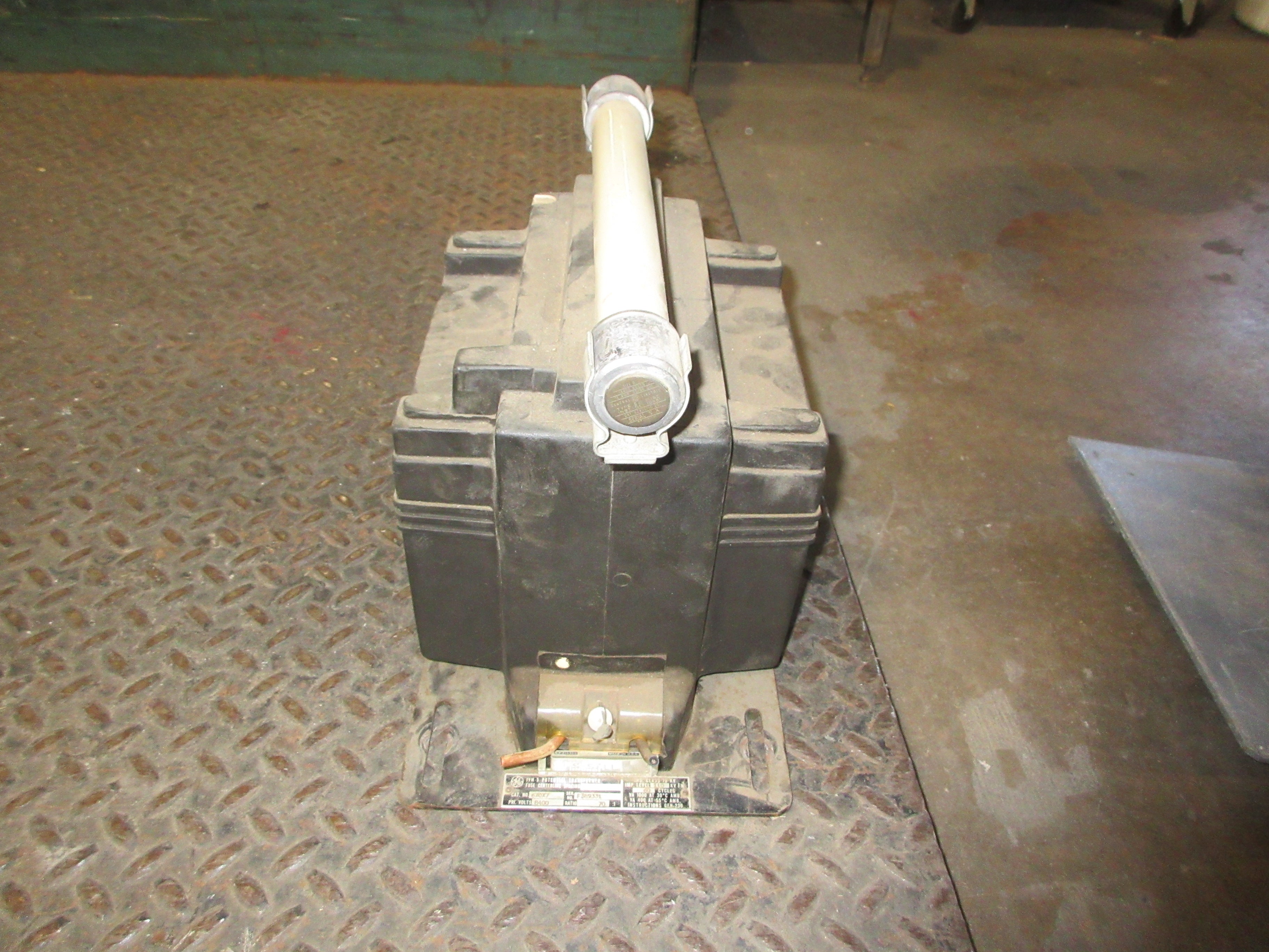 GE JVM-5 Potential Transformer 670X7 Pri: 8400V Ratio 70:1 Used