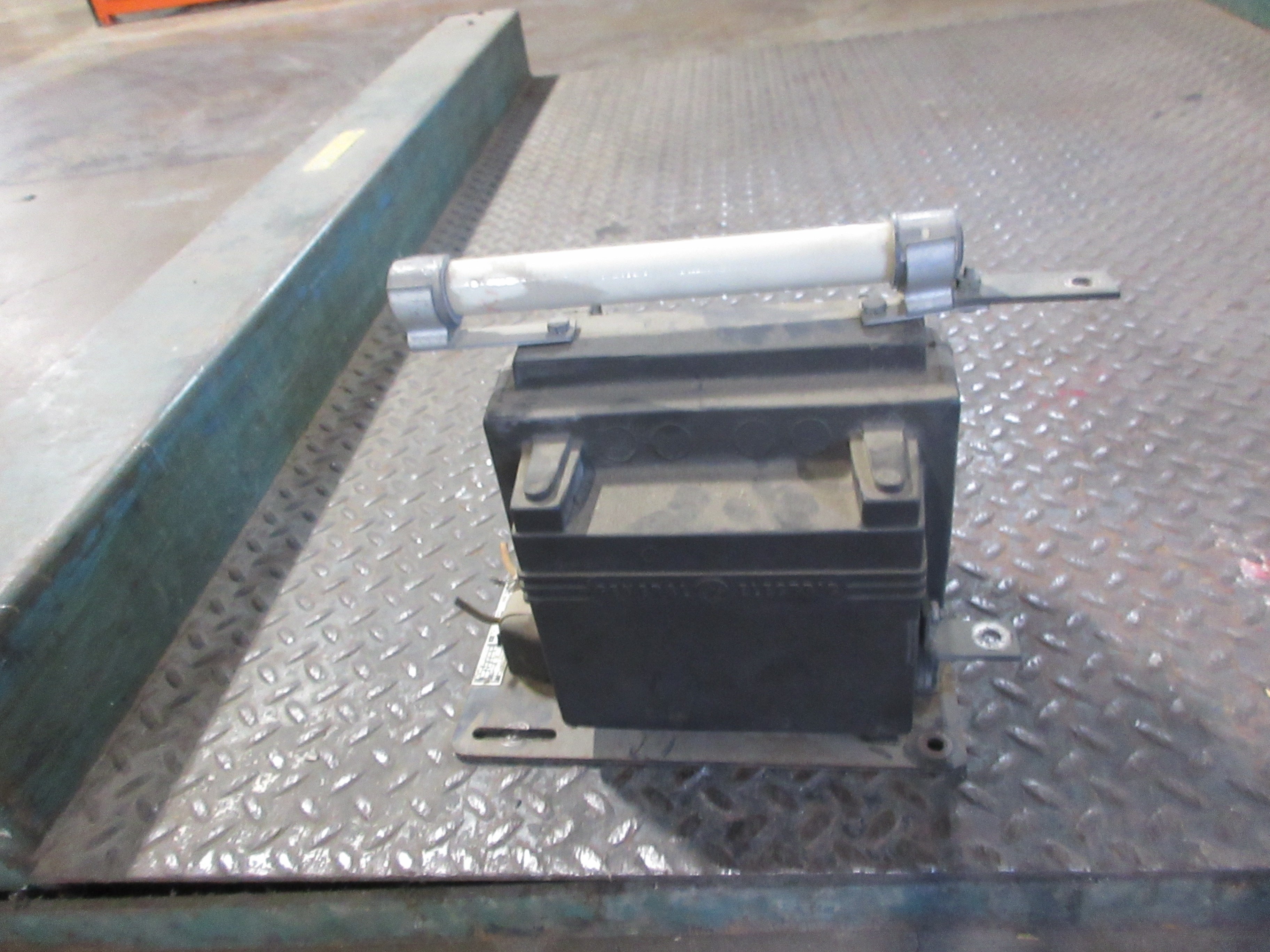 GE JVM-5 Potential Transformer 670X7 Pri: 8400V Ratio 70:1 Used