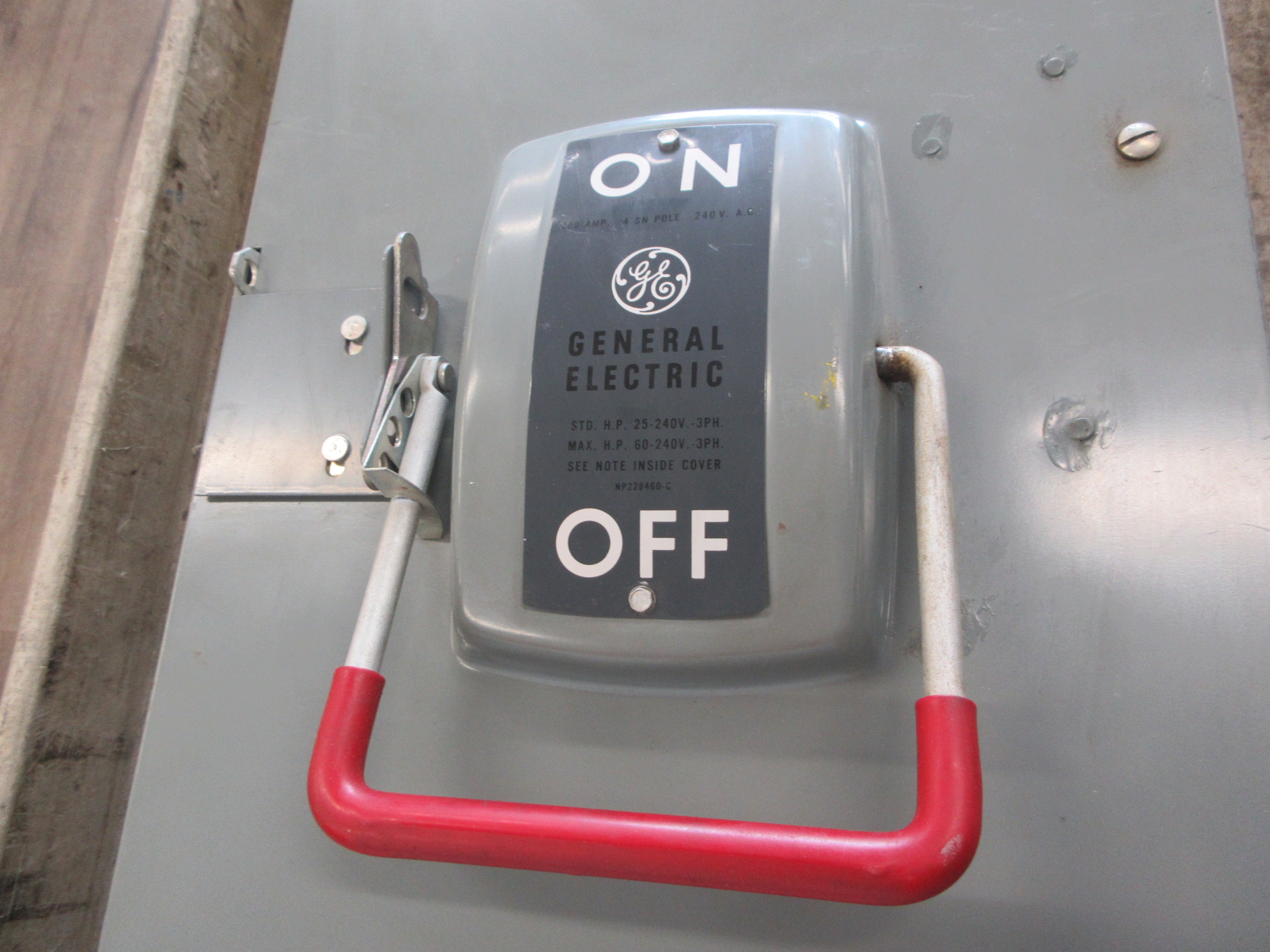 GE Fusible Safety Switch/Disconnect TH4324 Mod. 1 200A 250V 4W Used