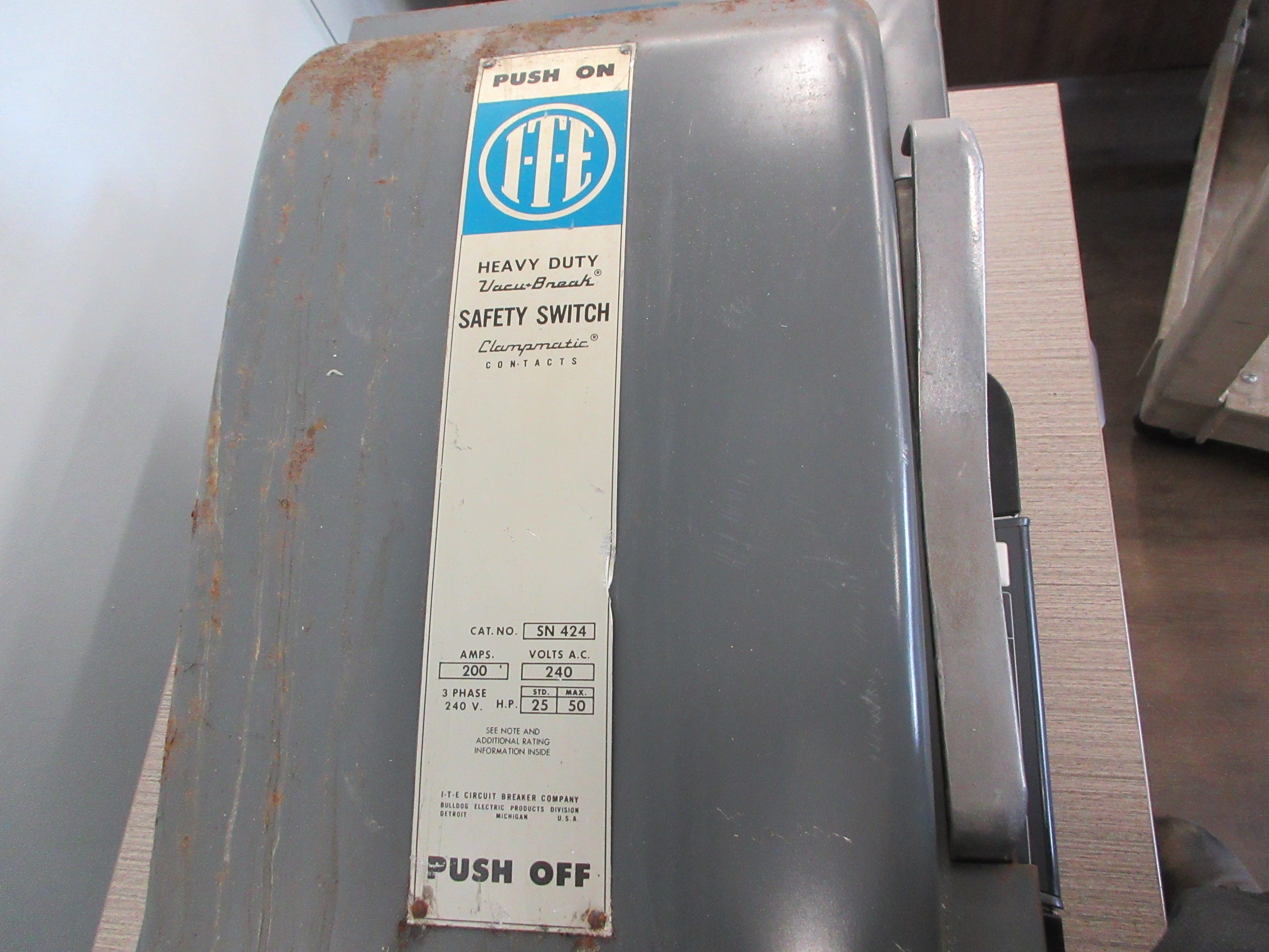 ITE Fusible Safety Switch/Disconnect SN 424 200A 240V 3P Used