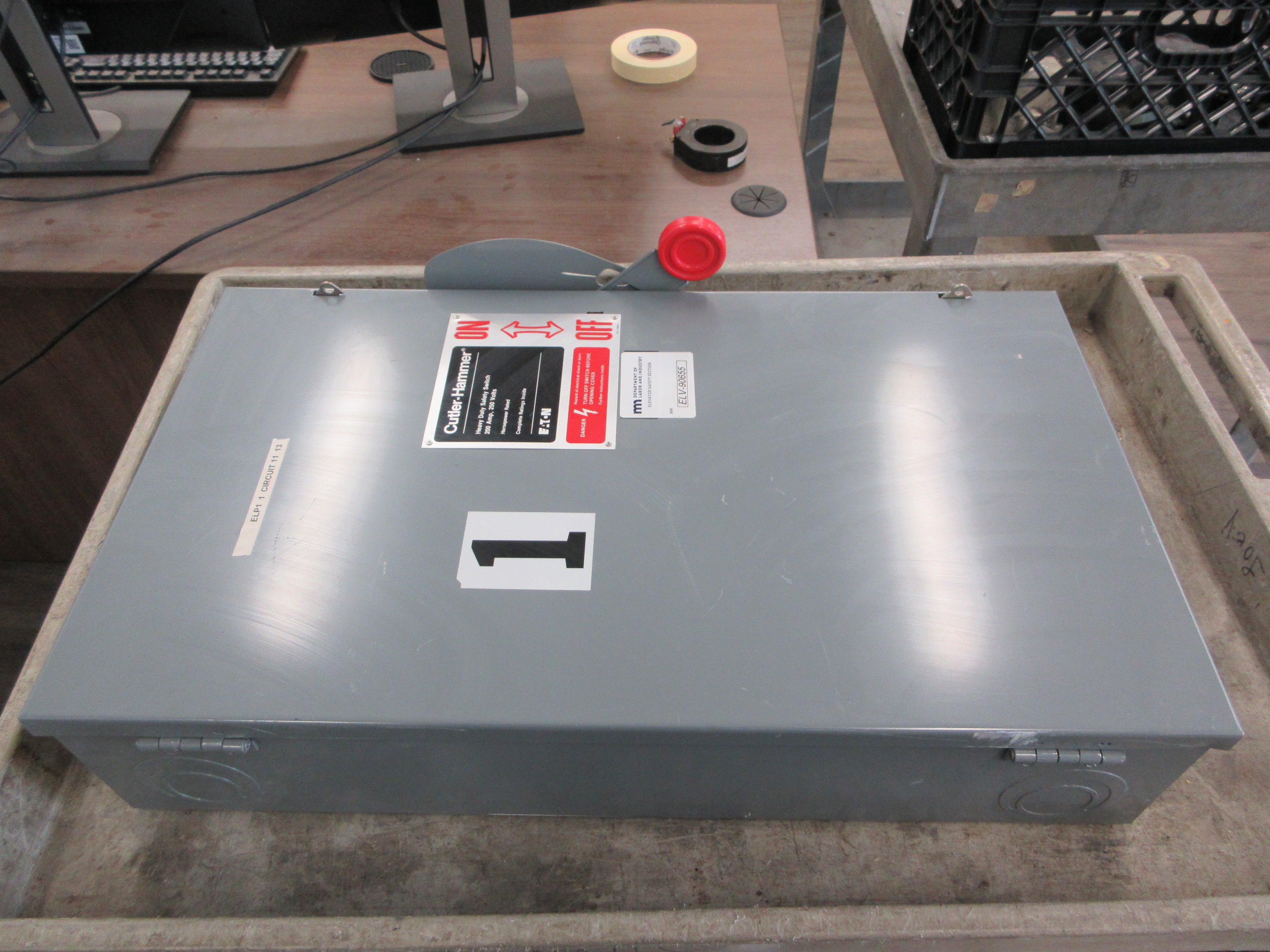 Cutler-Hammer Fusible Safety Switch/Disconnect DH324NGK 200A 120/240V 3P 4W Used