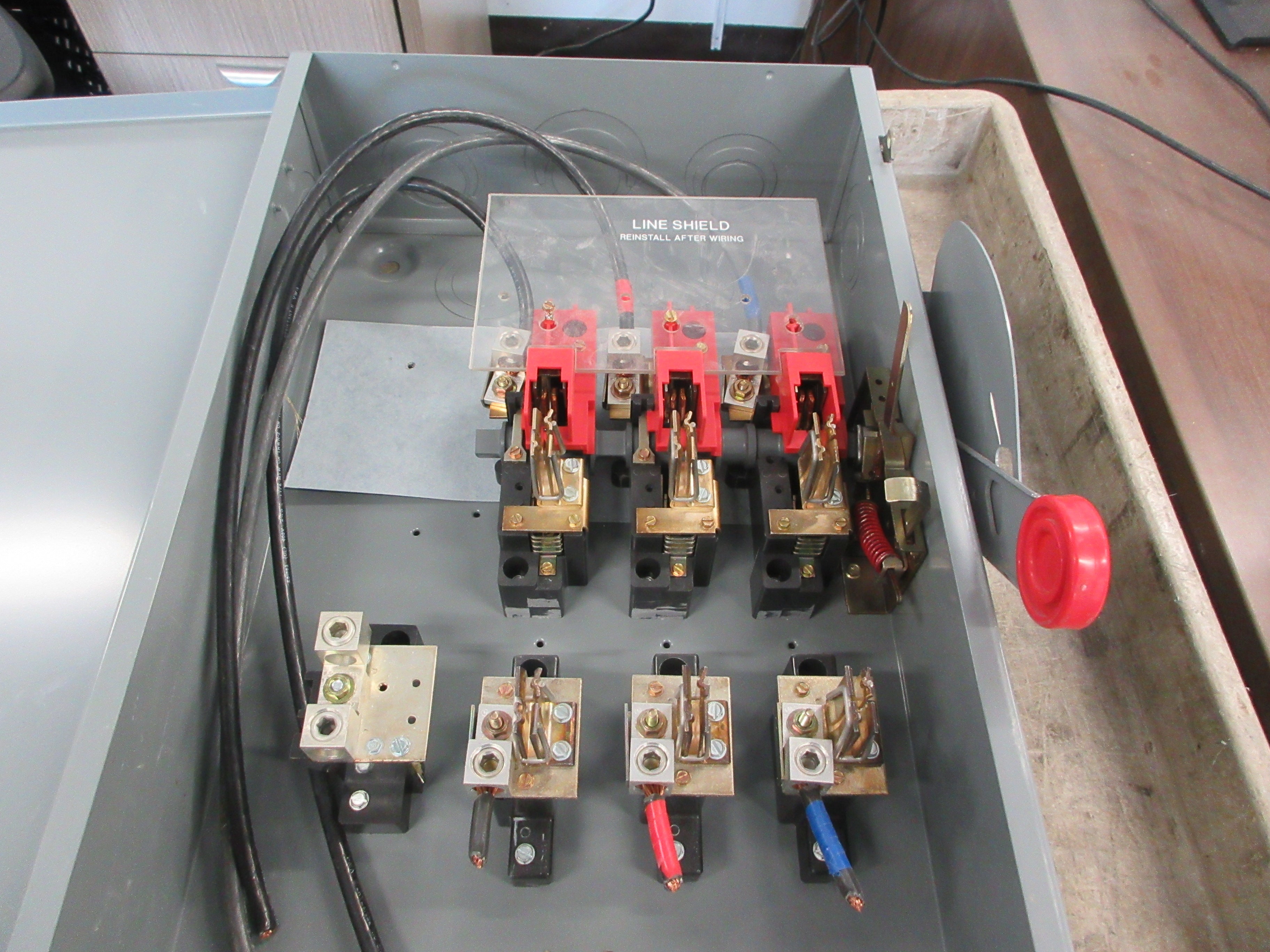 Cutler-Hammer Fusible Safety Switch/Disconnect DH324NGK 200A 120/240V 3P 4W Used