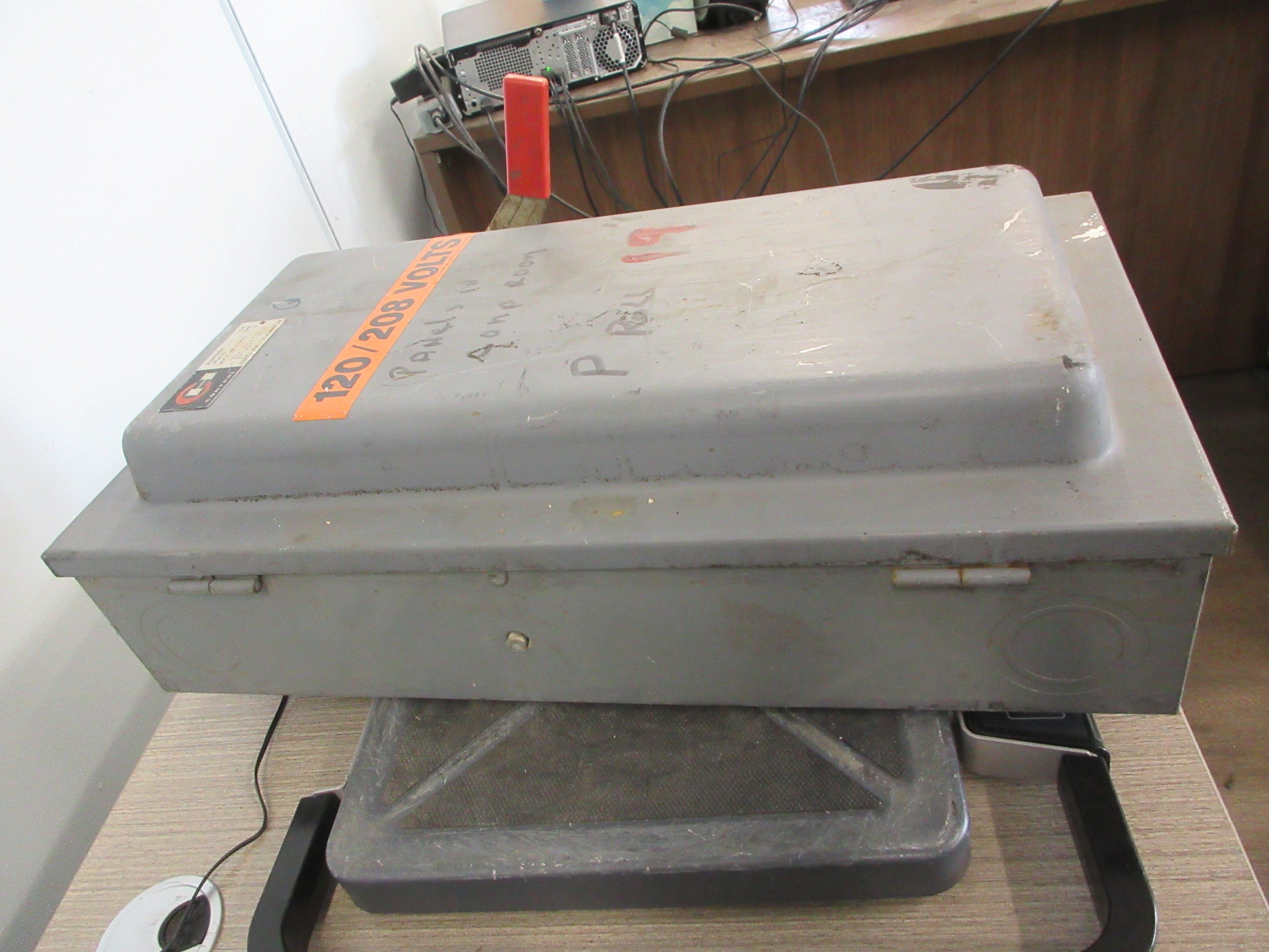 Cutler-Hammer Fusible Safety Switch/Disconnect 4105H343H 100A 125/250V 2P Used