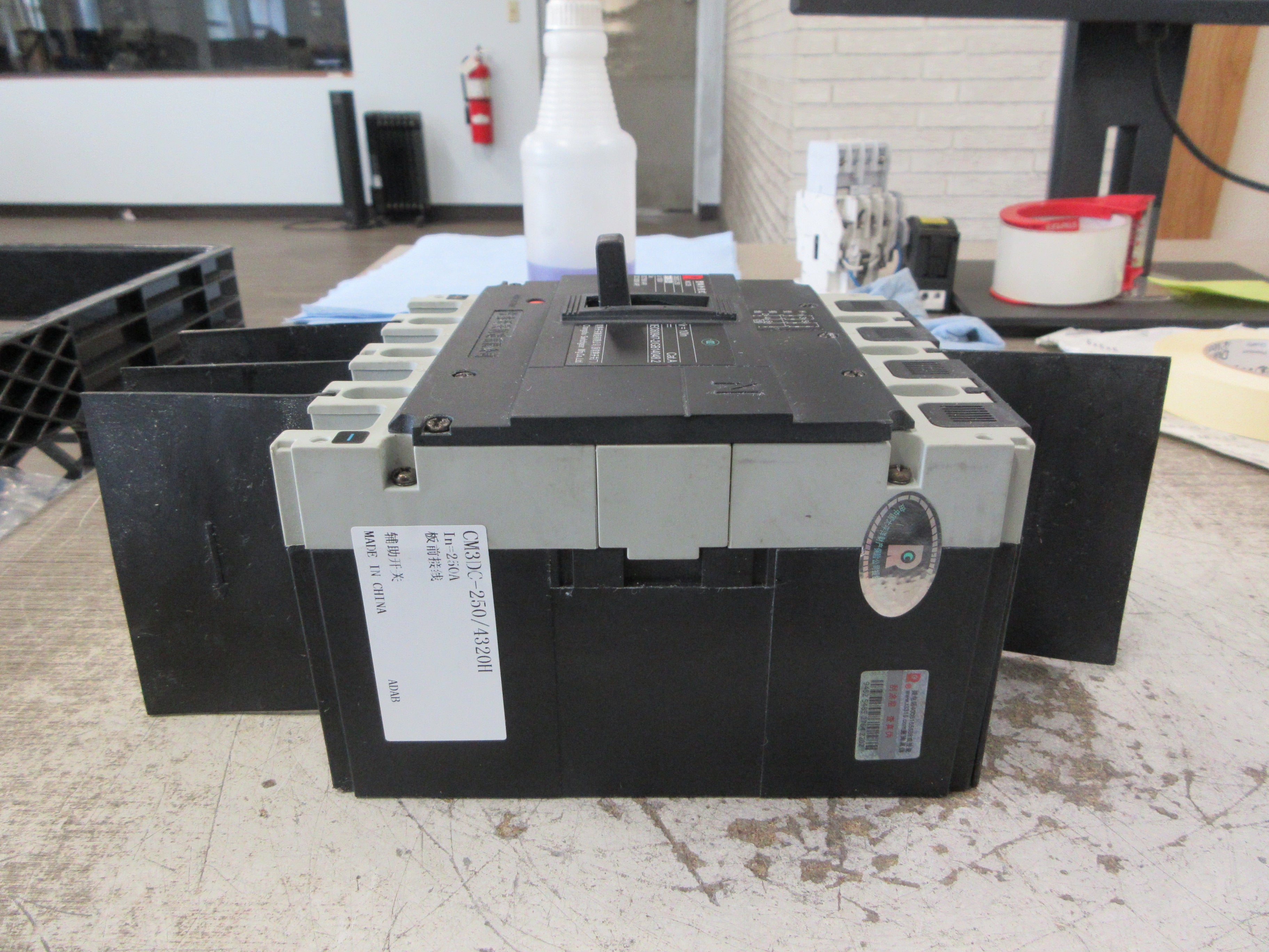 Changshu Circuit Breaker CM3DC-250 1000VDC 250A 4P *No Lug Screws* Used