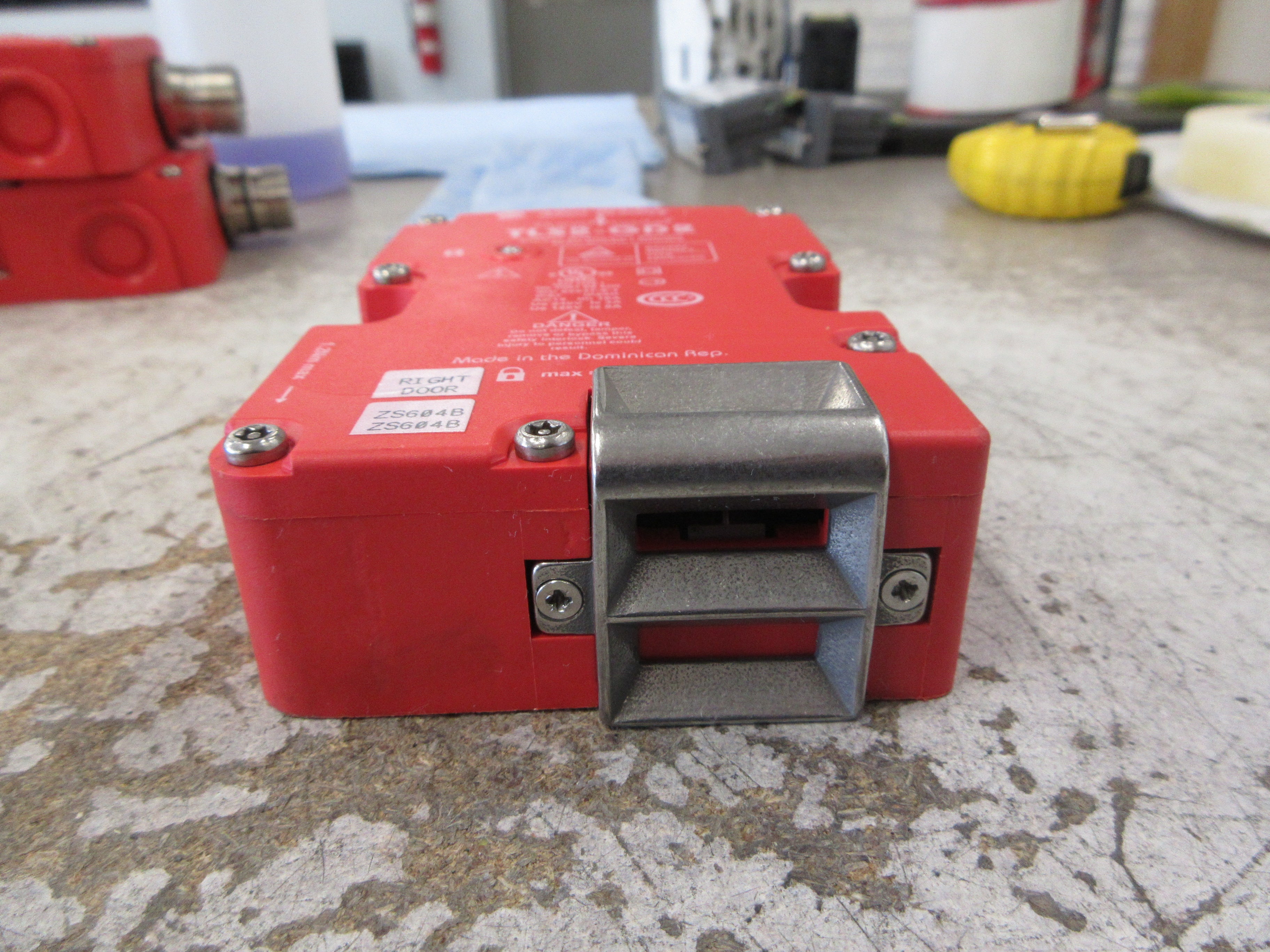 Allen-Bradley Guardmaster TLS2-GD2 Safety Interlock Switch 440G-T27241 Used
