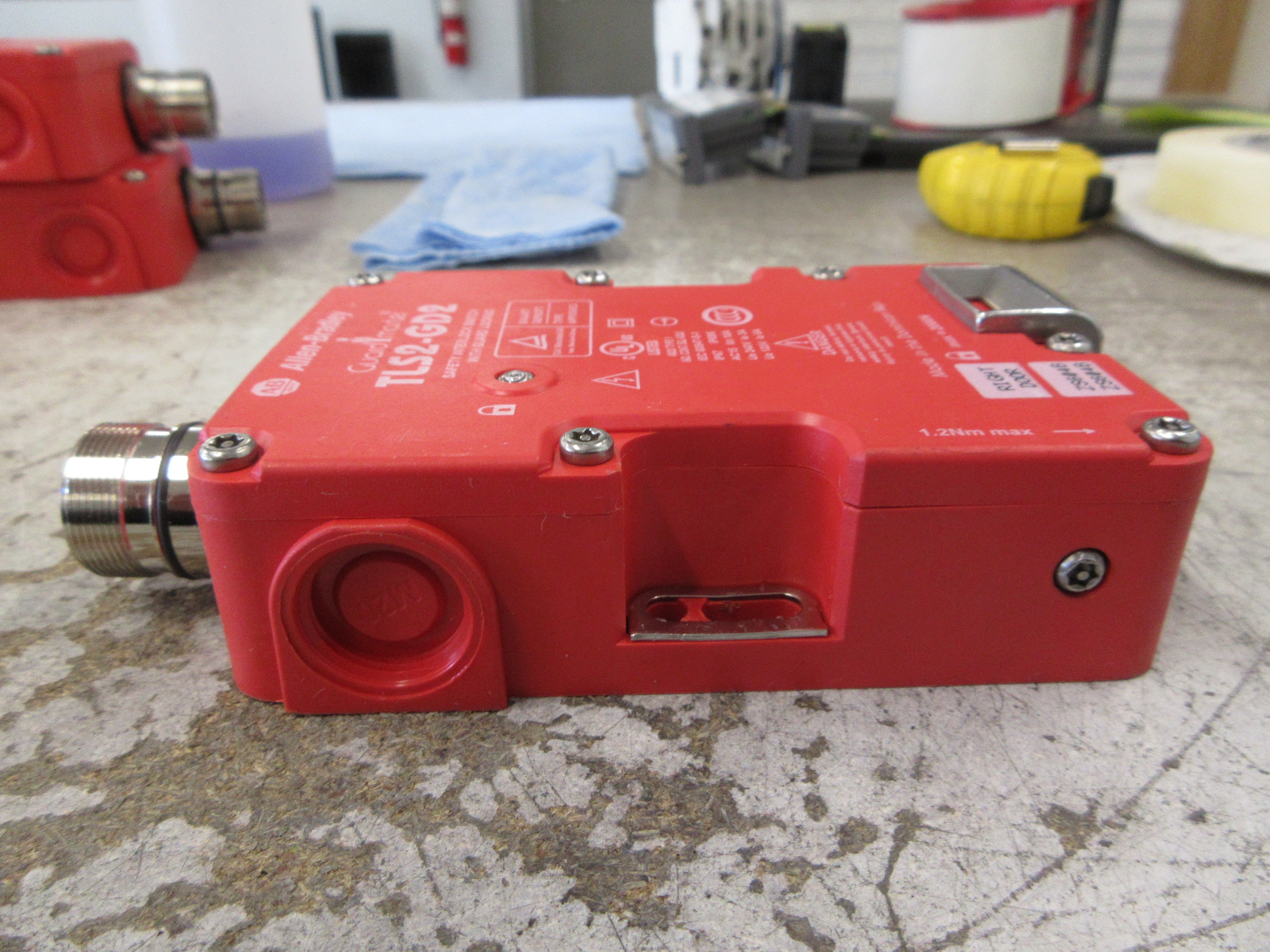 Allen-Bradley Guardmaster TLS2-GD2 Safety Interlock Switch 440G-T27241 Used