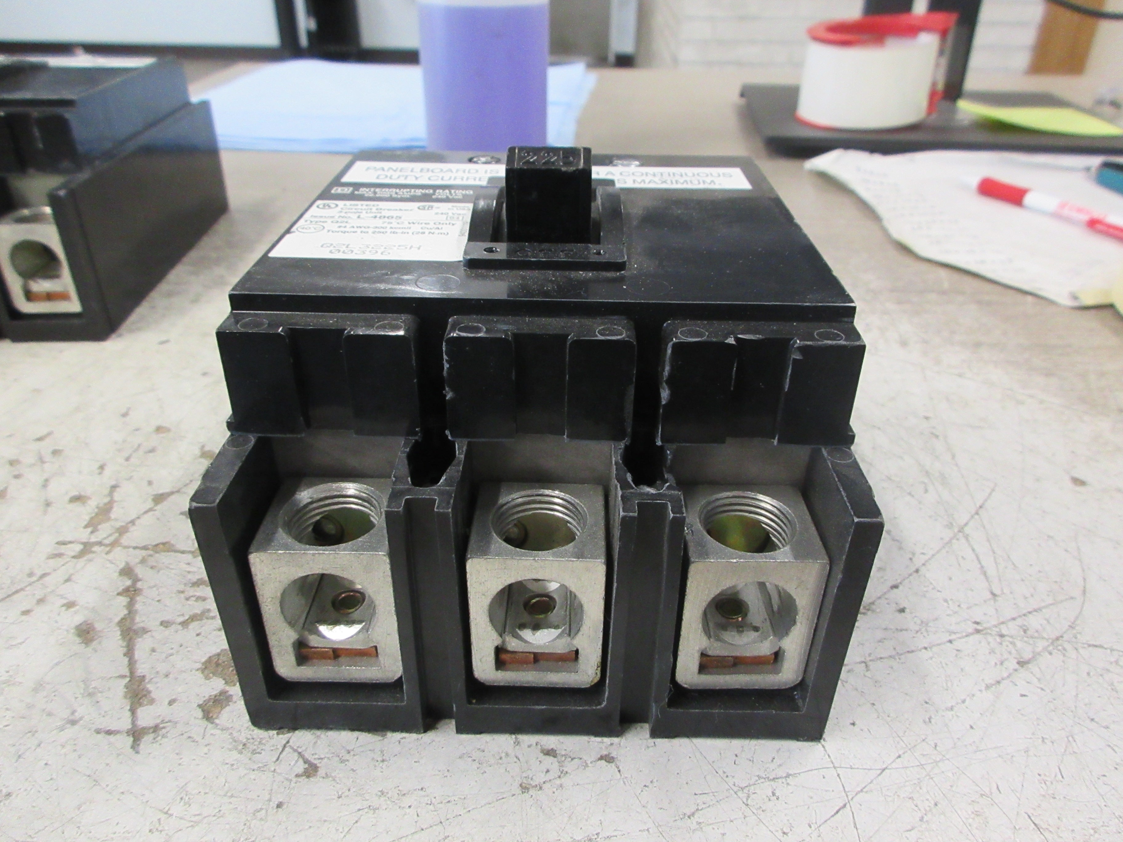 Square D Circuit Breaker Q2L3225H 225A 240V 3P (2) Mounting Screws Used