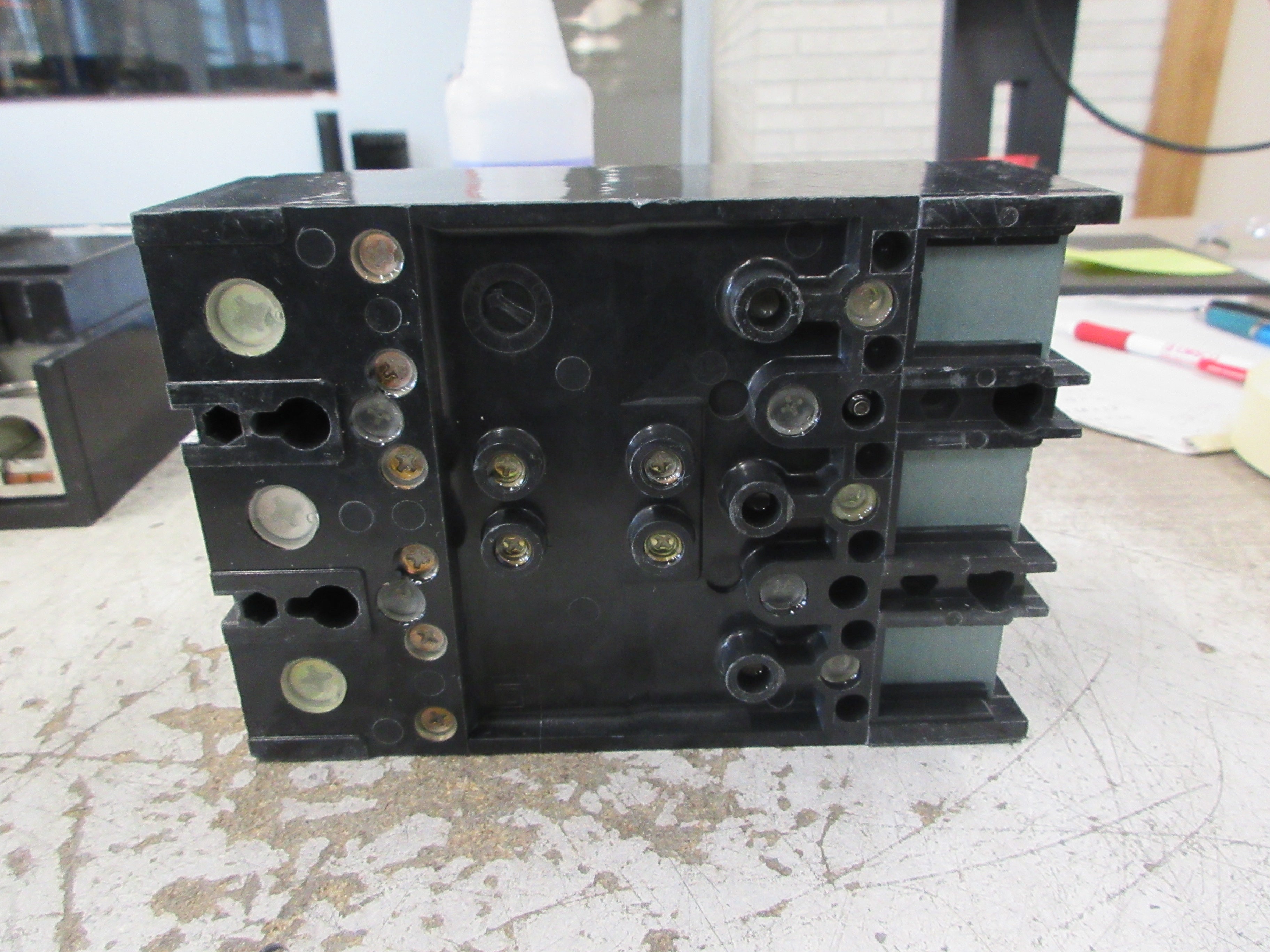 Square D Circuit Breaker Q2L3225H 225A 240V 3P (2) Mounting Screws Used