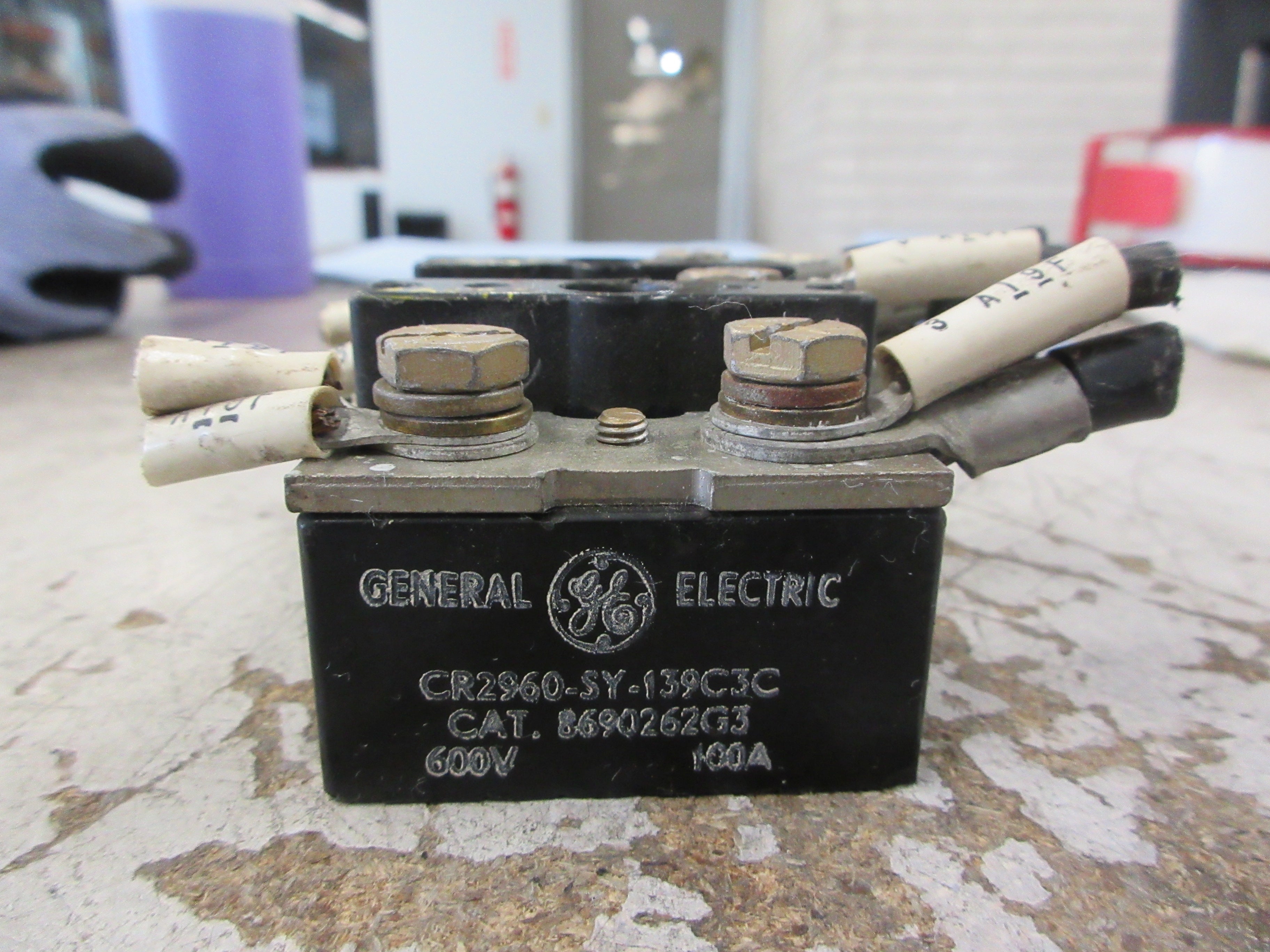 GE Terminal Block 8690262G3 100A 600V CR2960-SY-139C3C Used
