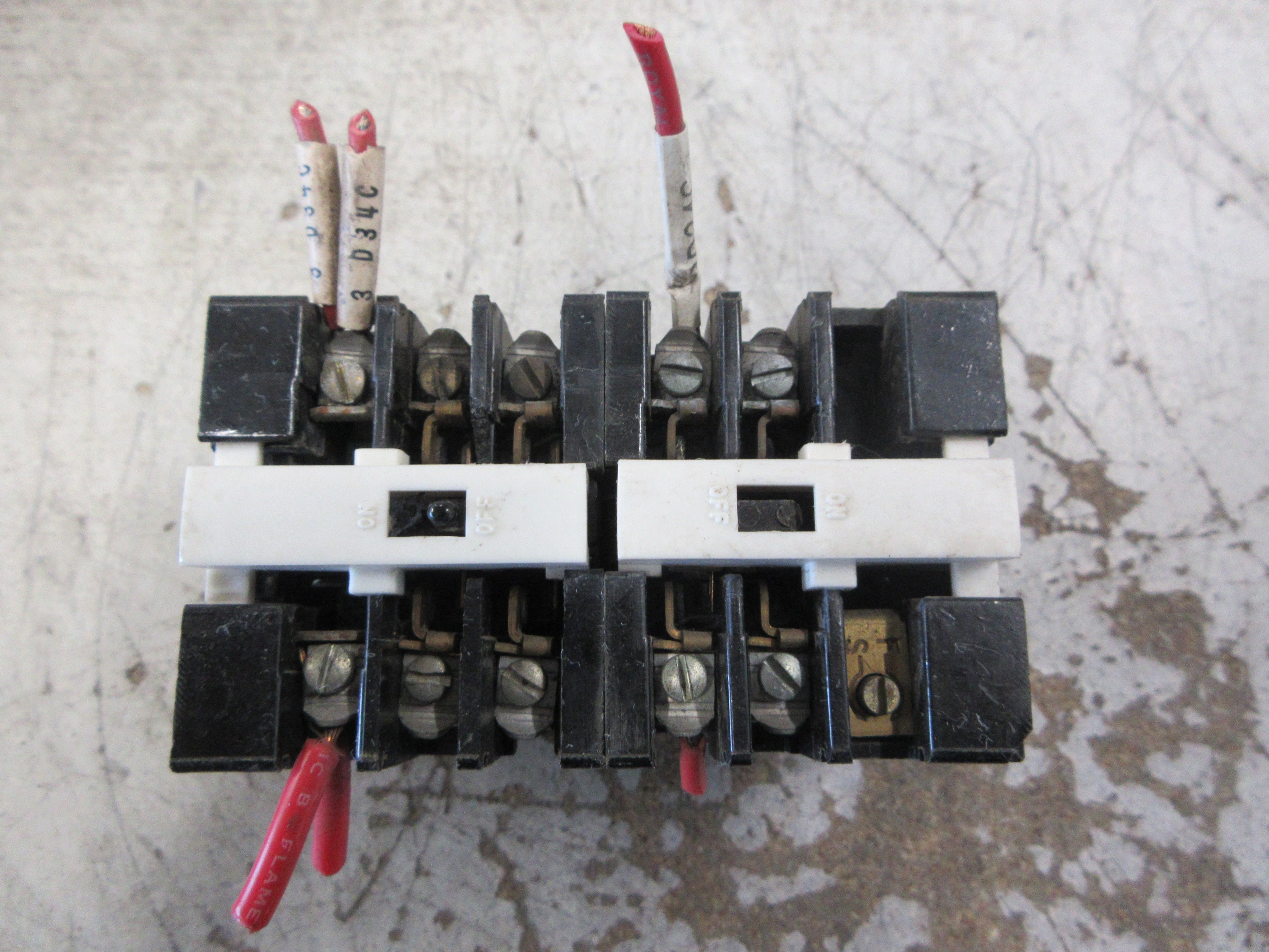 GE Industrial Relay CR122A04322AA 110-120V Coil 300VAC 10A *Chipped Corner* Used