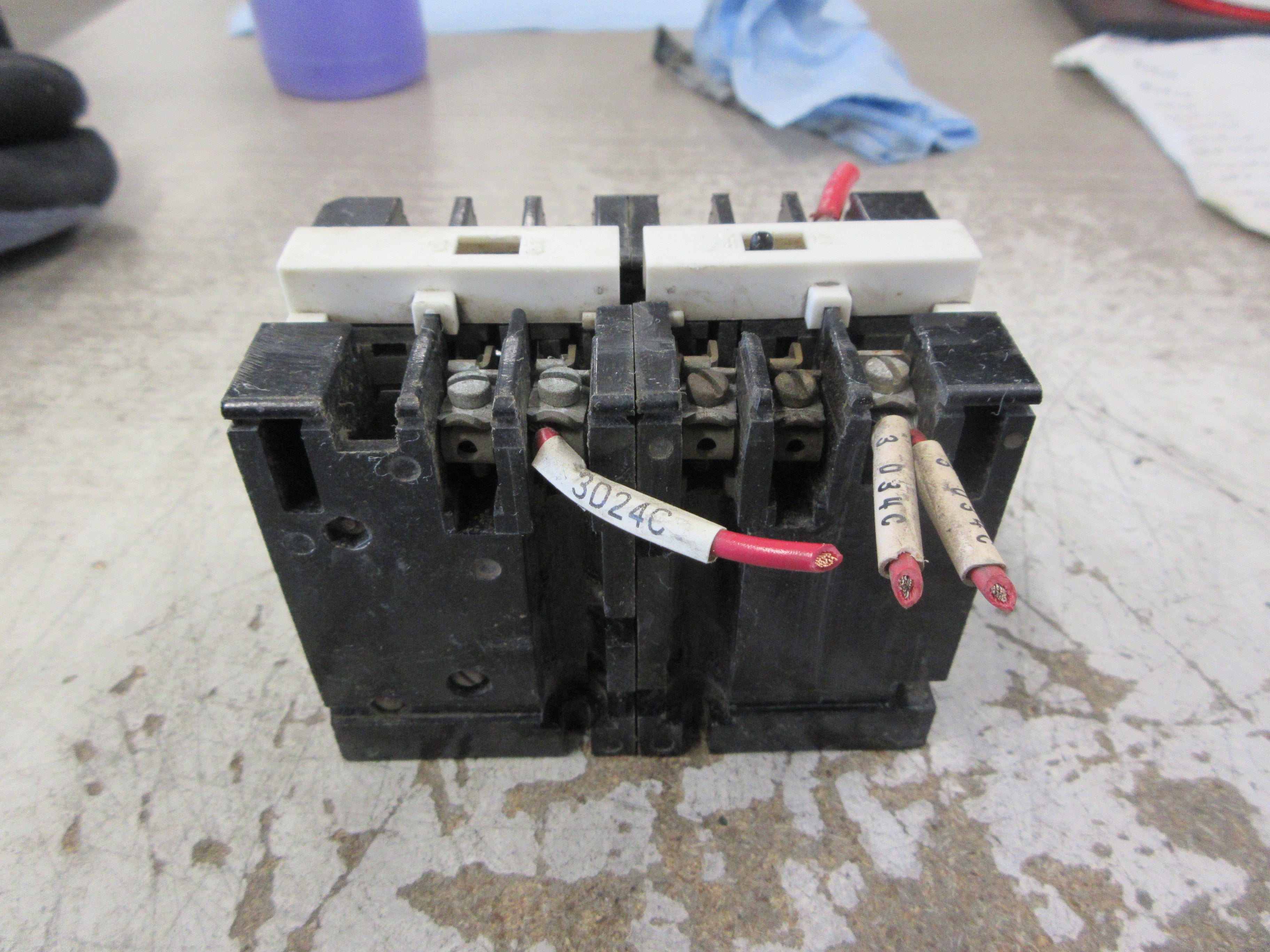 GE Industrial Relay CR122A04322AA 110-120V Coil 300VAC 10A *Chipped Corner* Used