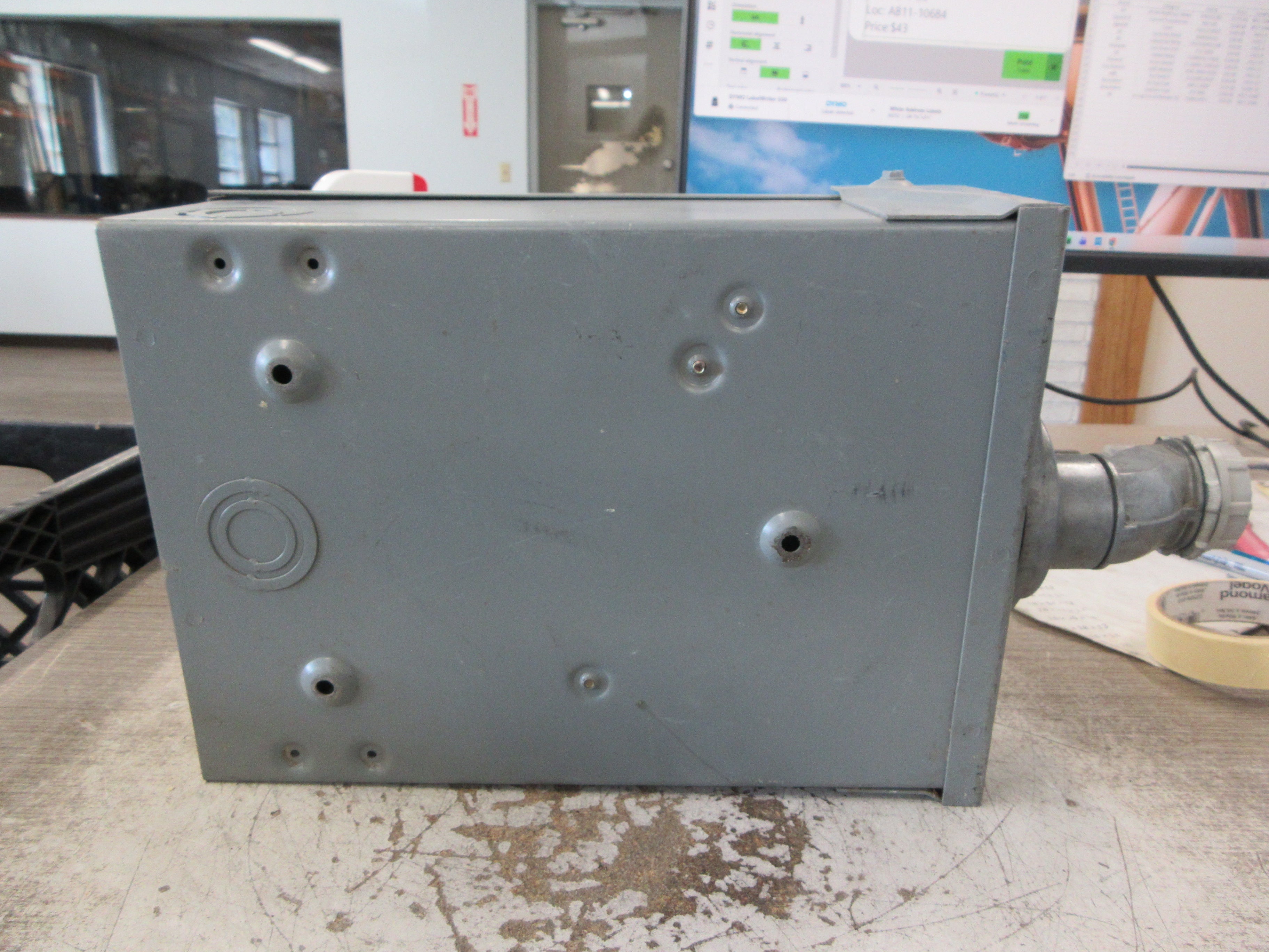 Square D Main Lug Circuit Breaker Panel Q06-12L100RB 3R Enclosure Used