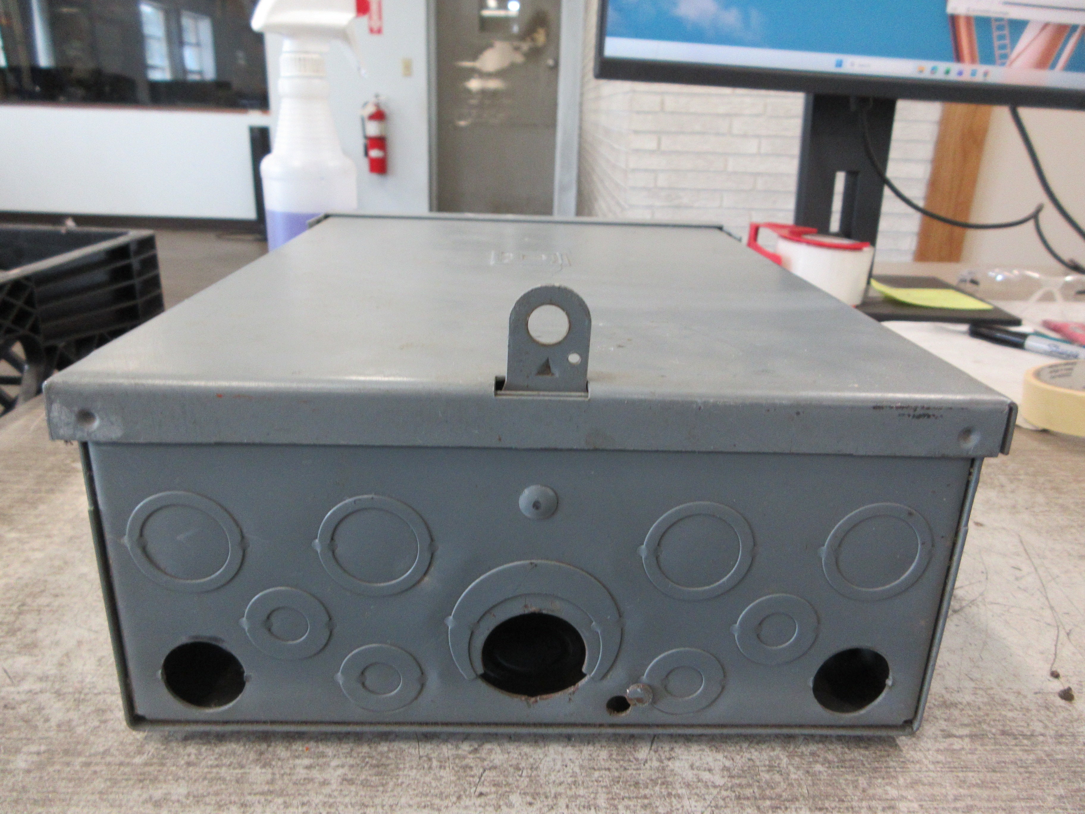 Square D Main Lug Circuit Breaker Panel Q06-12L100RB 3R Enclosure Used