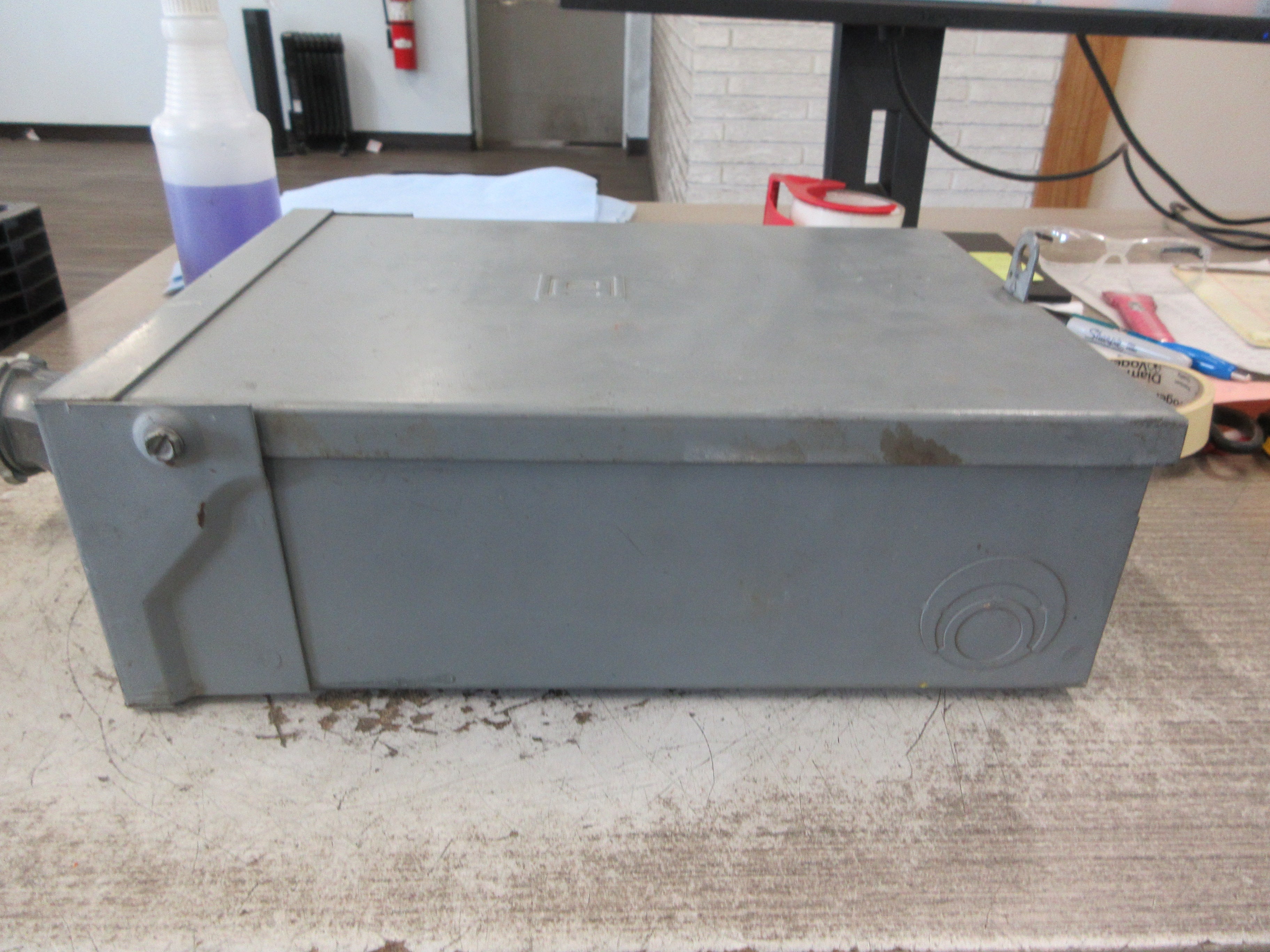 Square D Main Lug Circuit Breaker Panel Q06-12L100RB 3R Enclosure Used