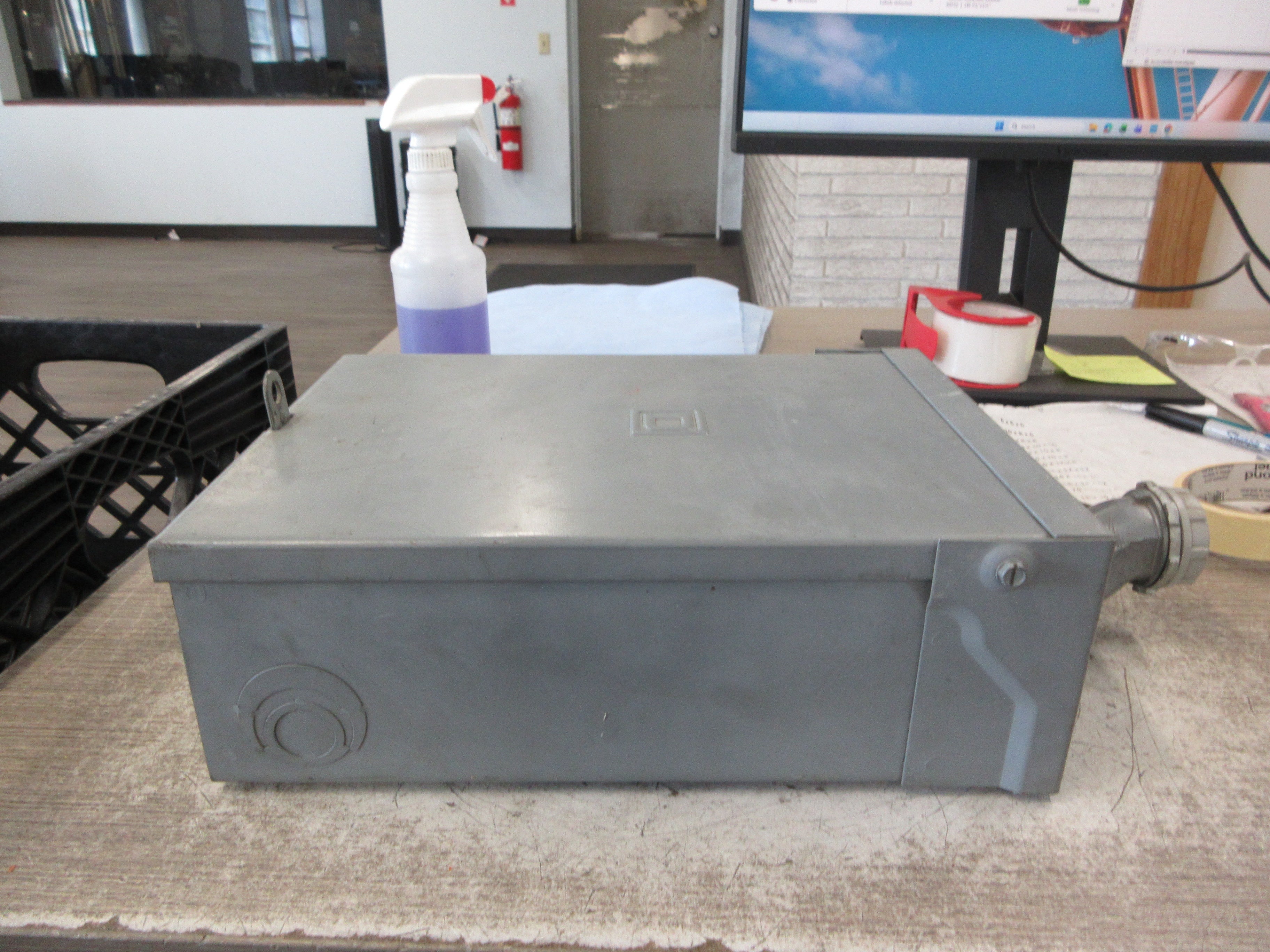 Square D Main Lug Circuit Breaker Panel Q06-12L100RB 3R Enclosure Used