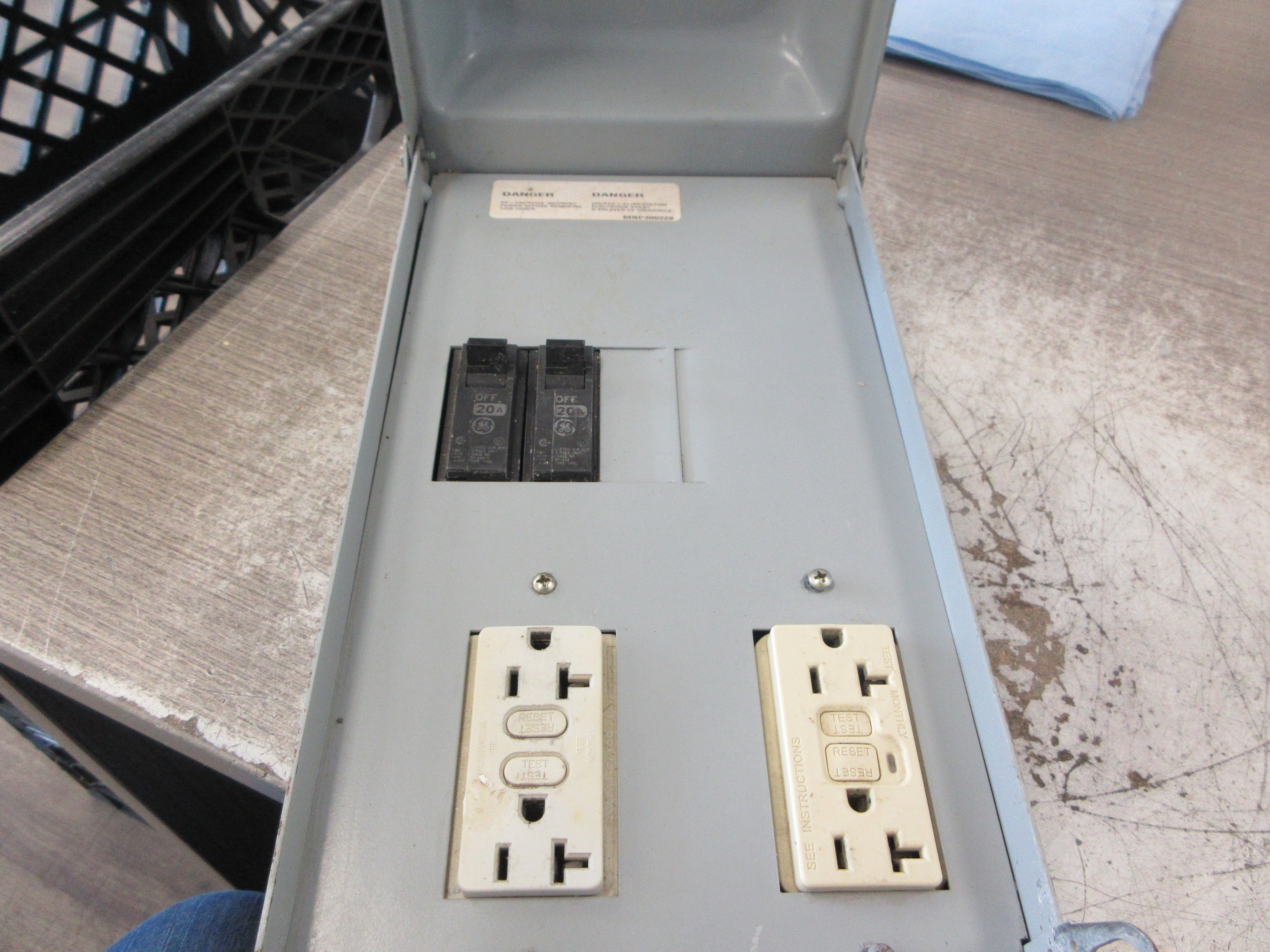 Midwest Electric 3R Power Outlet U011C010 70A Max 120/240V 3W 1Ph Used