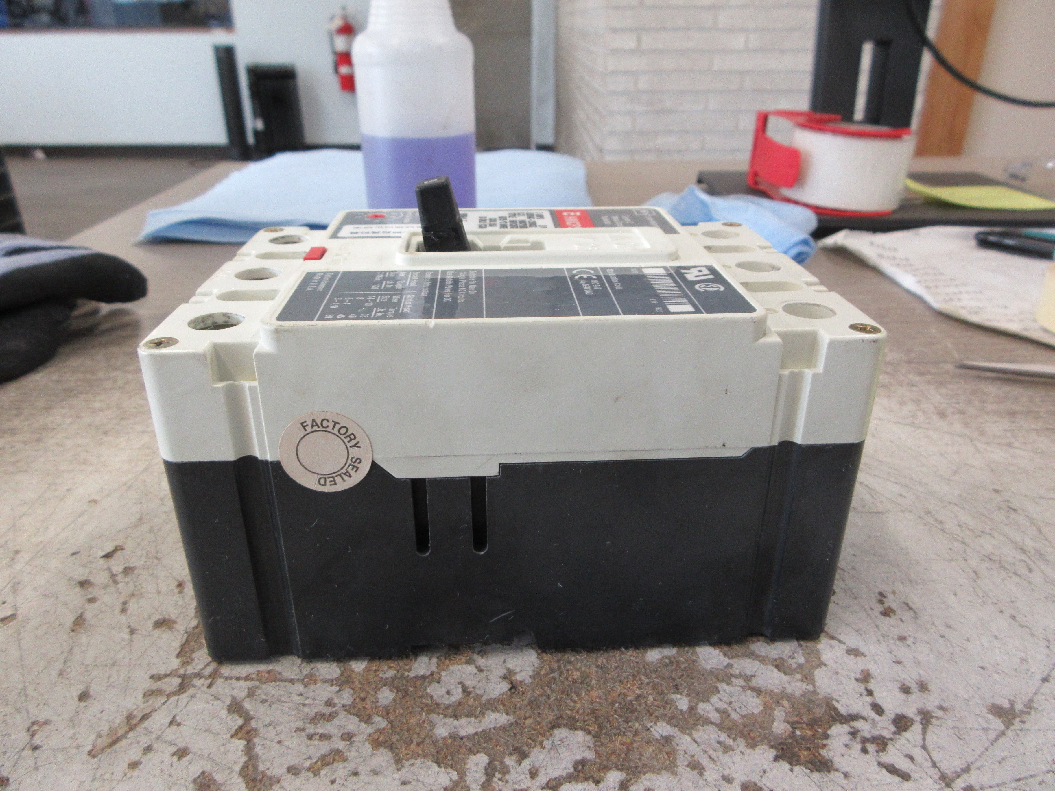 Cutler-Hammer Circuit Breaker HMCPS003A0C 3A 600V 3P Used