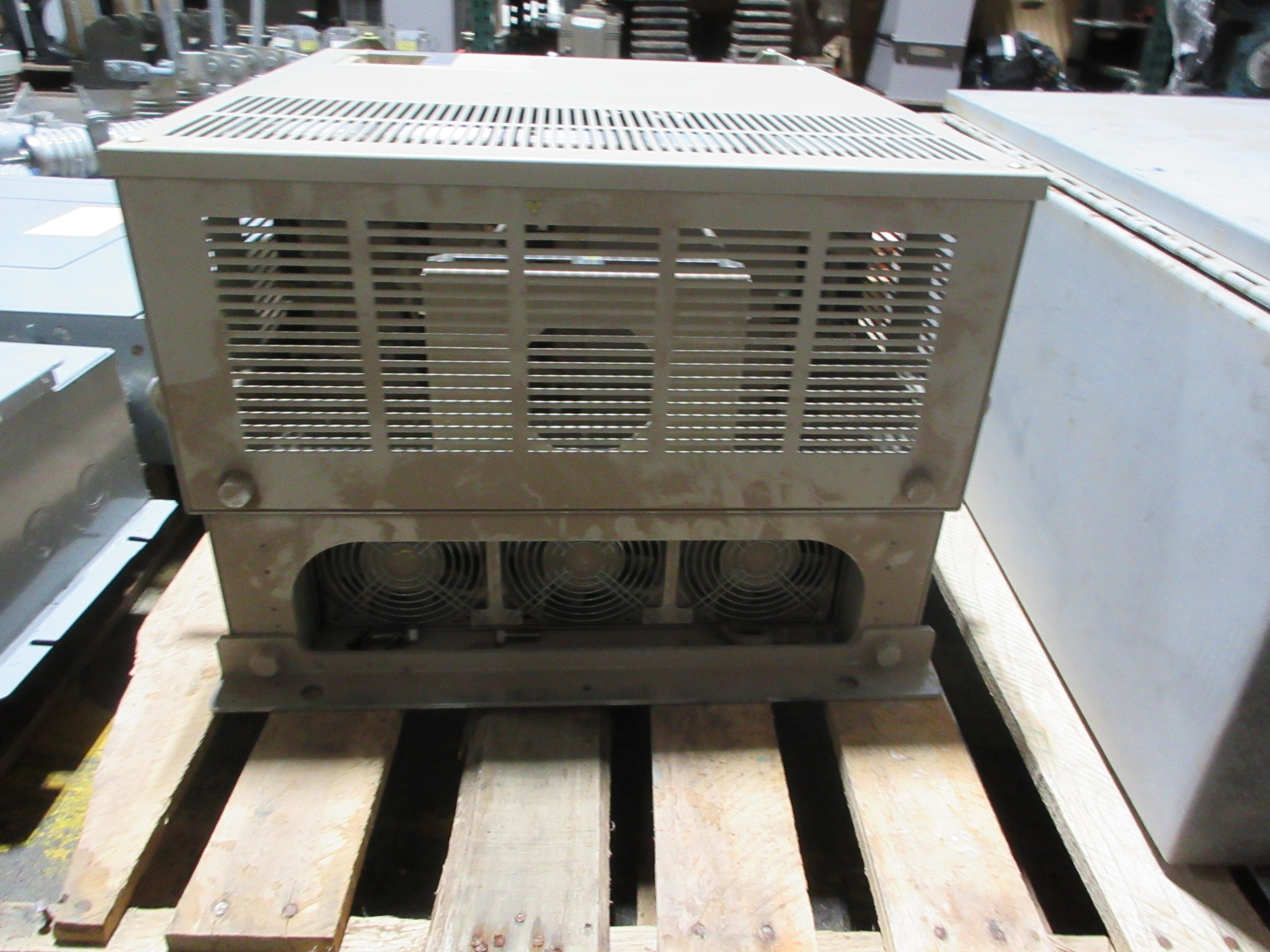 Yaskawa P1000 AC Drive CIMR-PU4A0296AAA Rev. A 250HP 3Ph Used