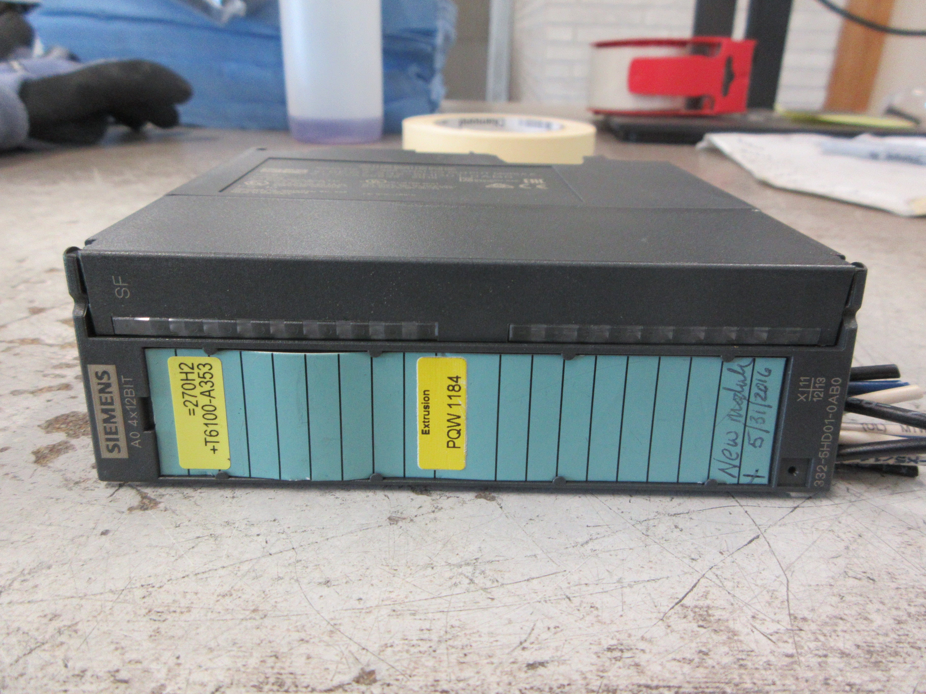 Siemens Simatic S7-300 Analog Output Module 6ES7 332-5HD01-0AB0 FS: 10 Used