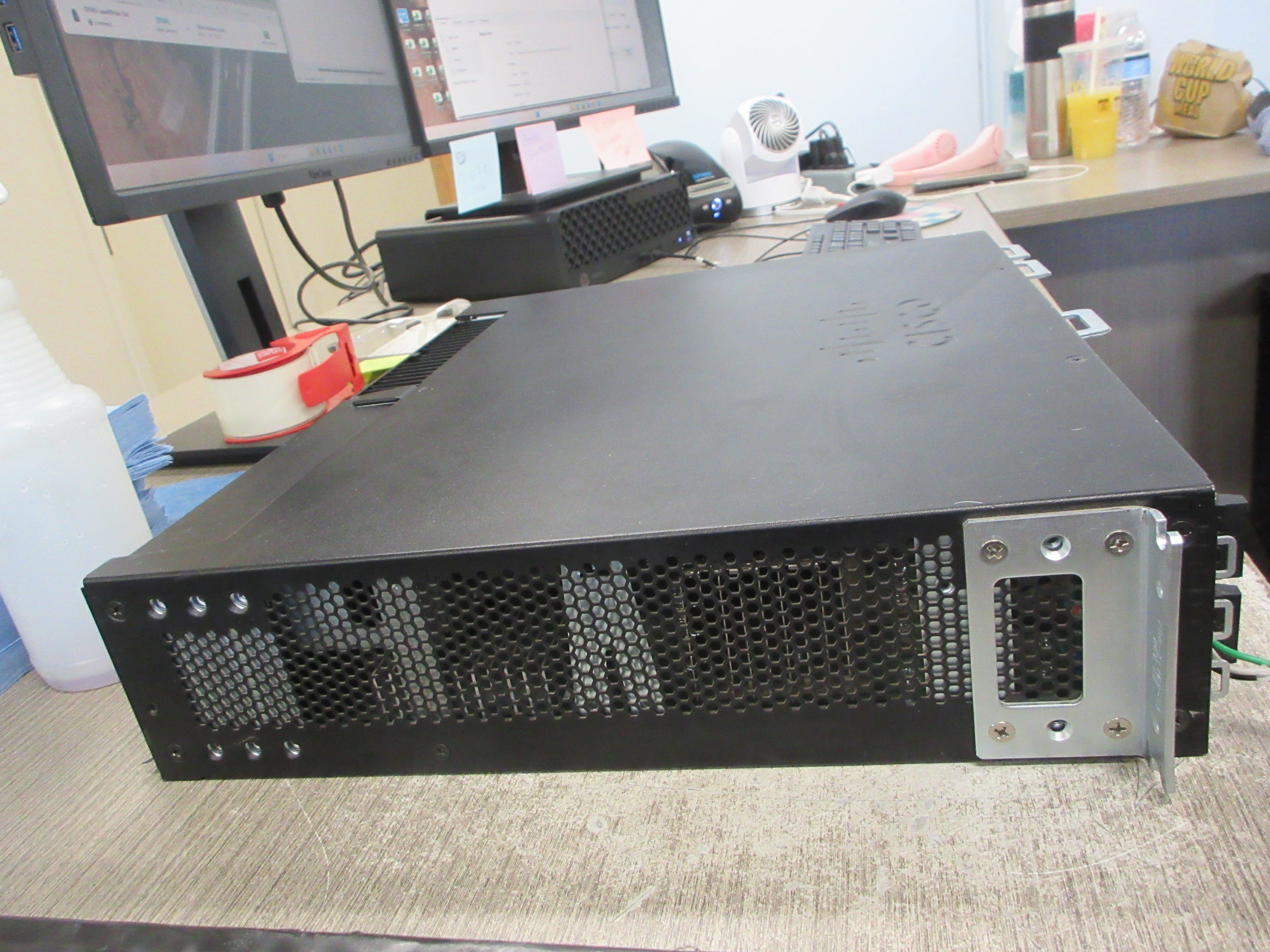 Cisco 2000 Series Connected Grid Router CGR-2010/K9 V02 Used