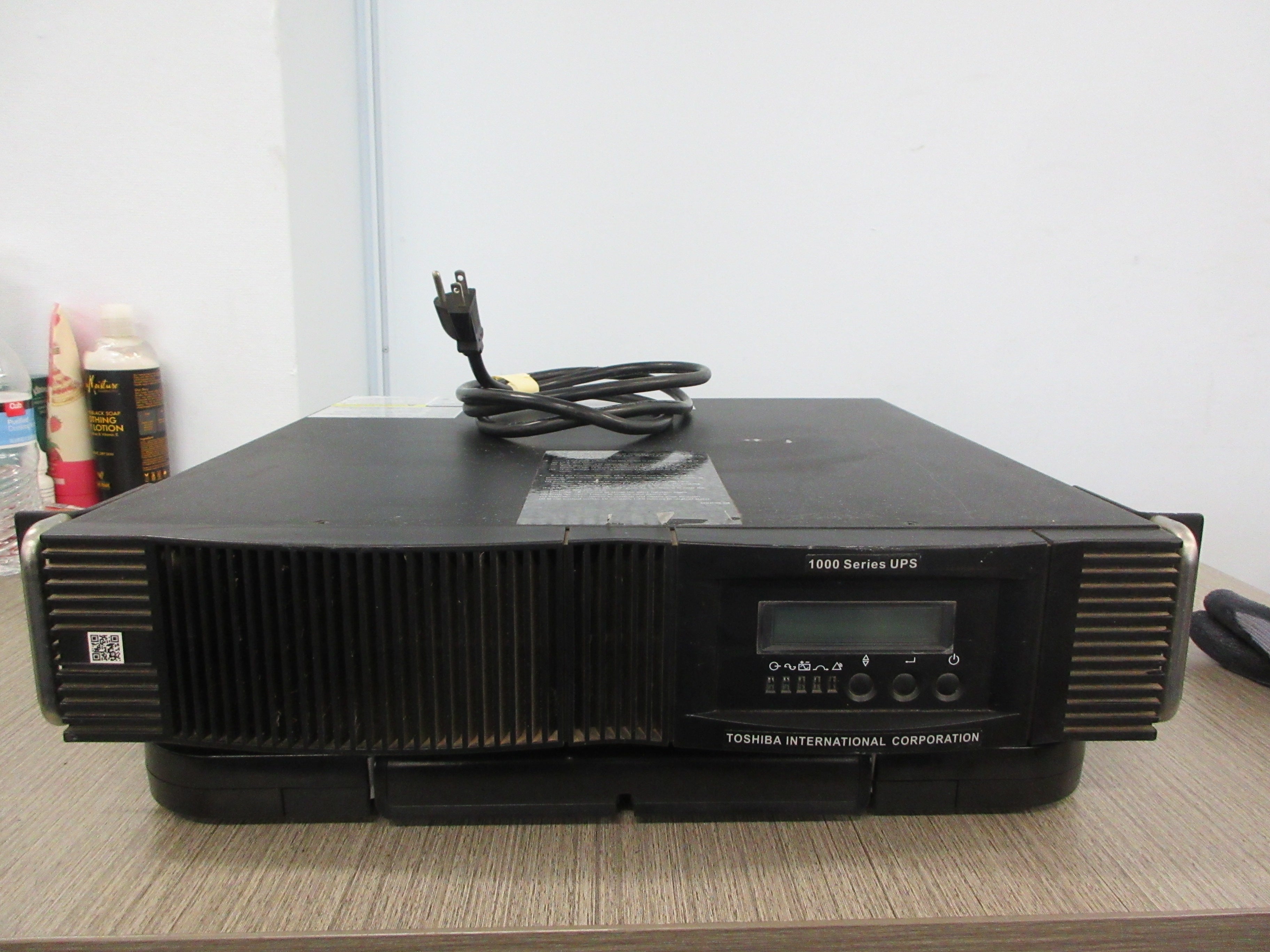 Toshiba 1000 Series UPS UT1A1A015C6RKB2 1500VA/1050W Used