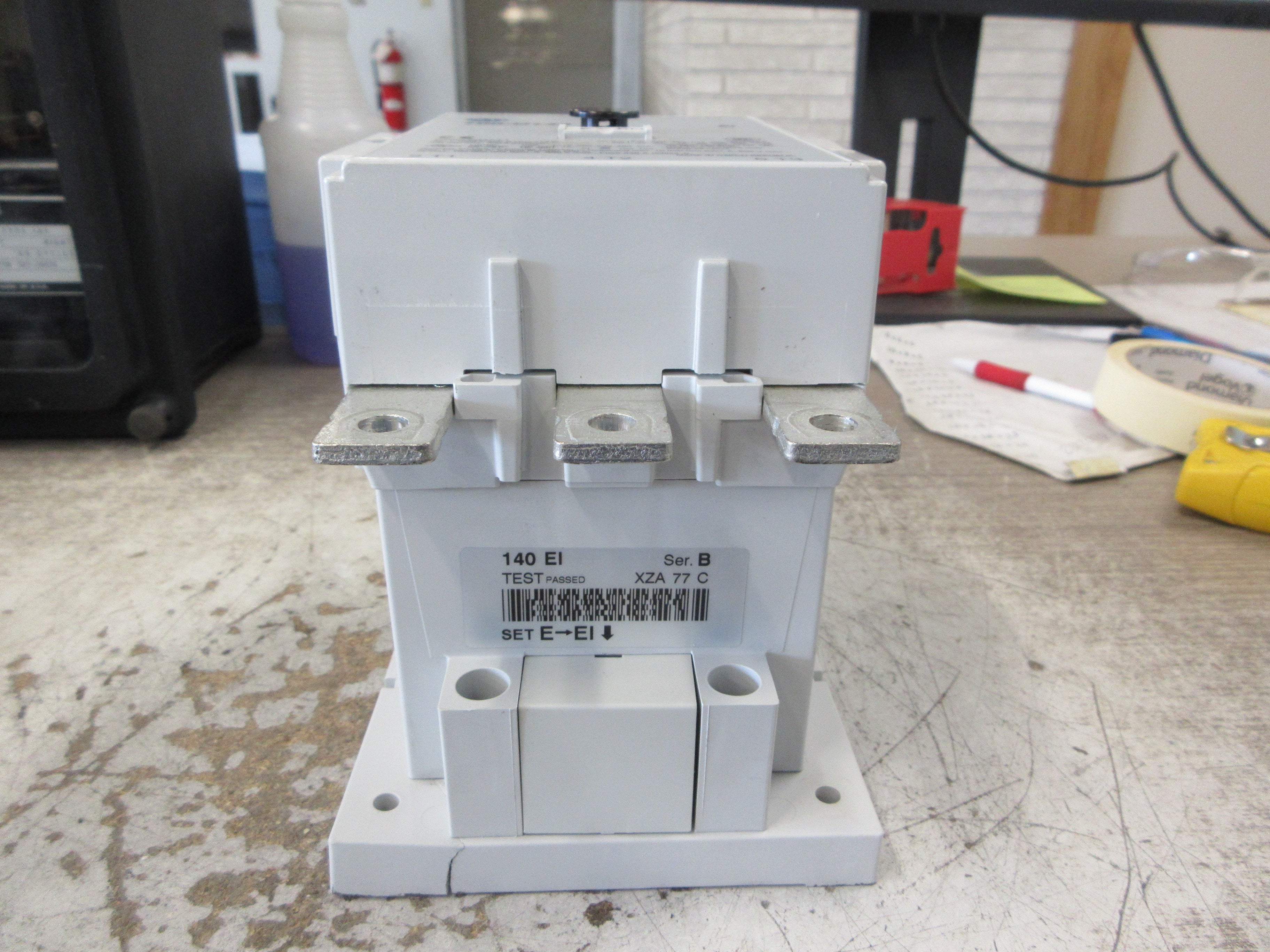 Allen-Bradley Contactor 100-D140 208-277V Coil 220A 600V *Cracked Base* Used