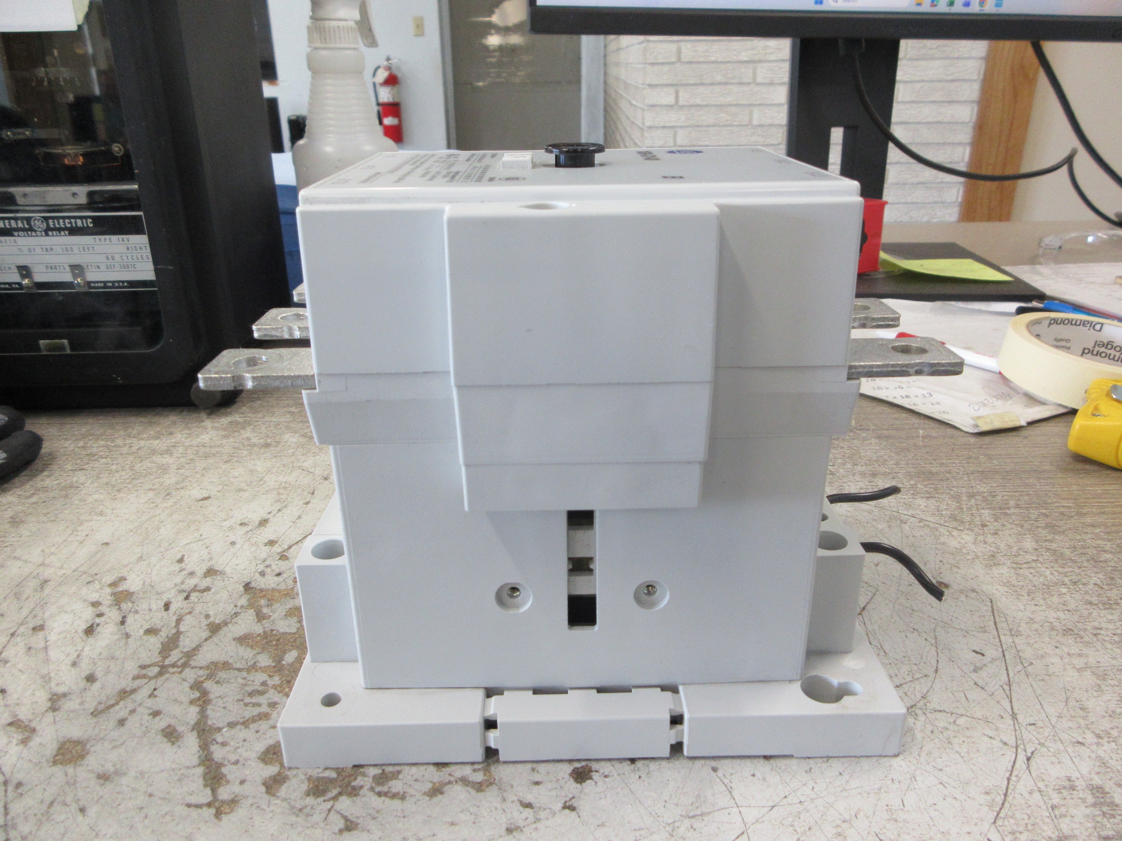 Allen-Bradley Contactor 100-D140 208-277V Coil 220A 600V *Cracked Base* Used