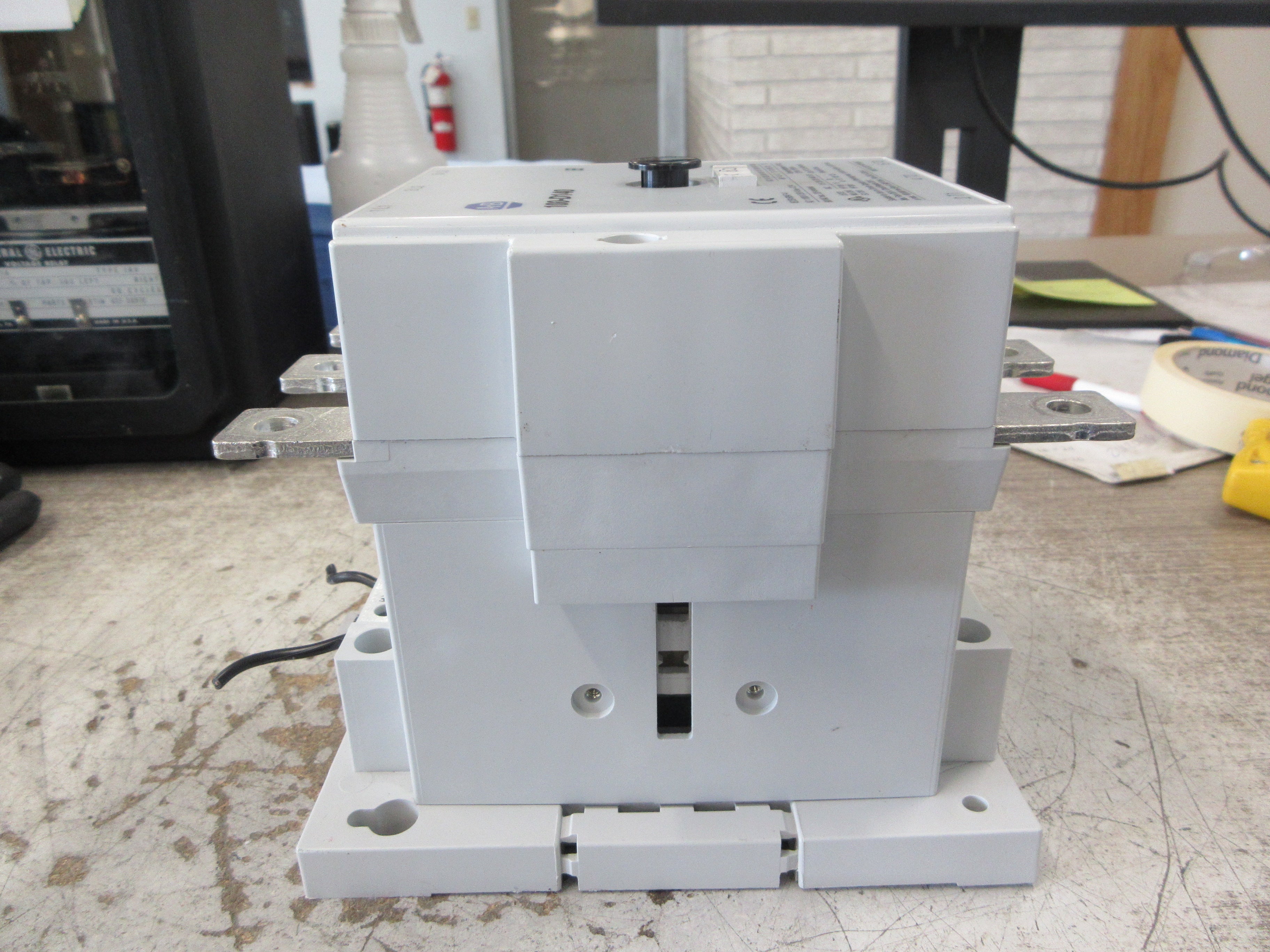 Allen-Bradley Contactor 100-D140 208-277V Coil 220A 600V *Cracked Base* Used