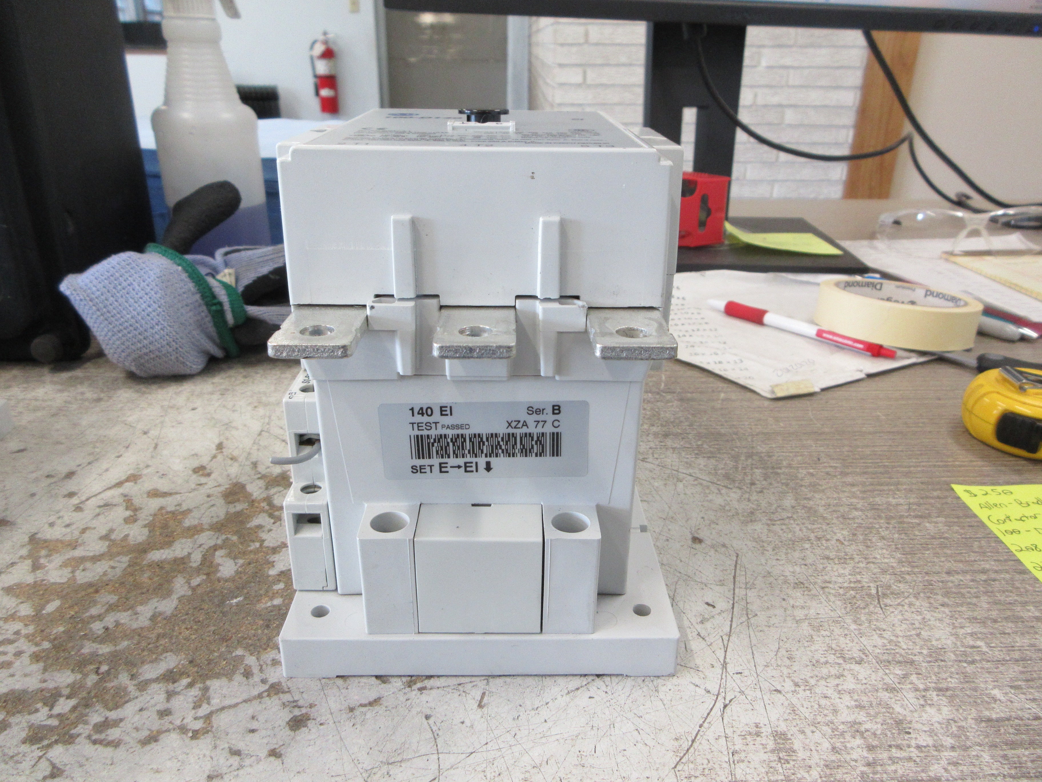 Allen-Bradley Contactor 100-D140 208-277V Coil 220A 600V (1) Aux Contact Used