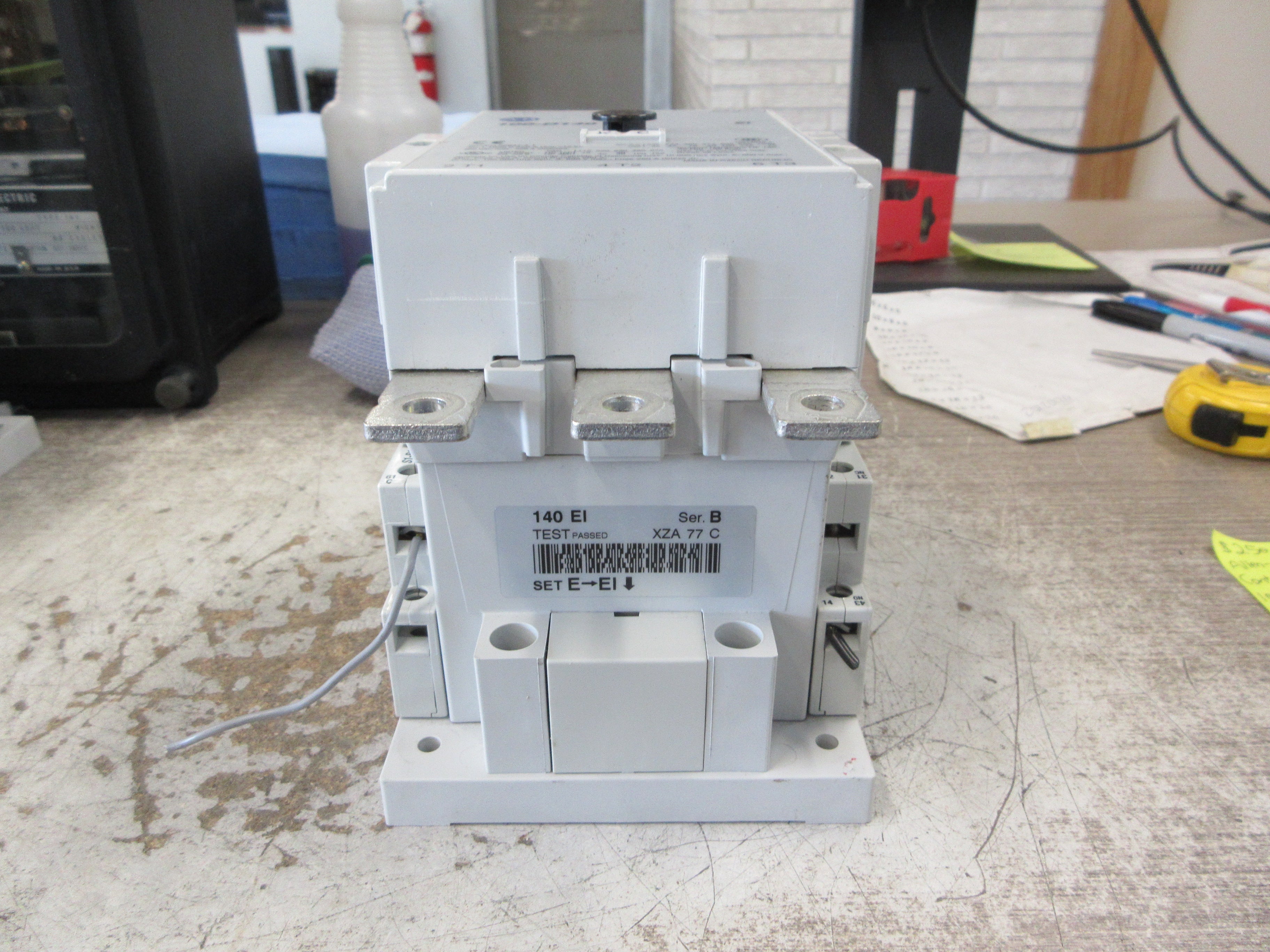 Allen-Bradley Contactor 100-D140 208-277V Coil 220A 600V (2) Aux Contact Used