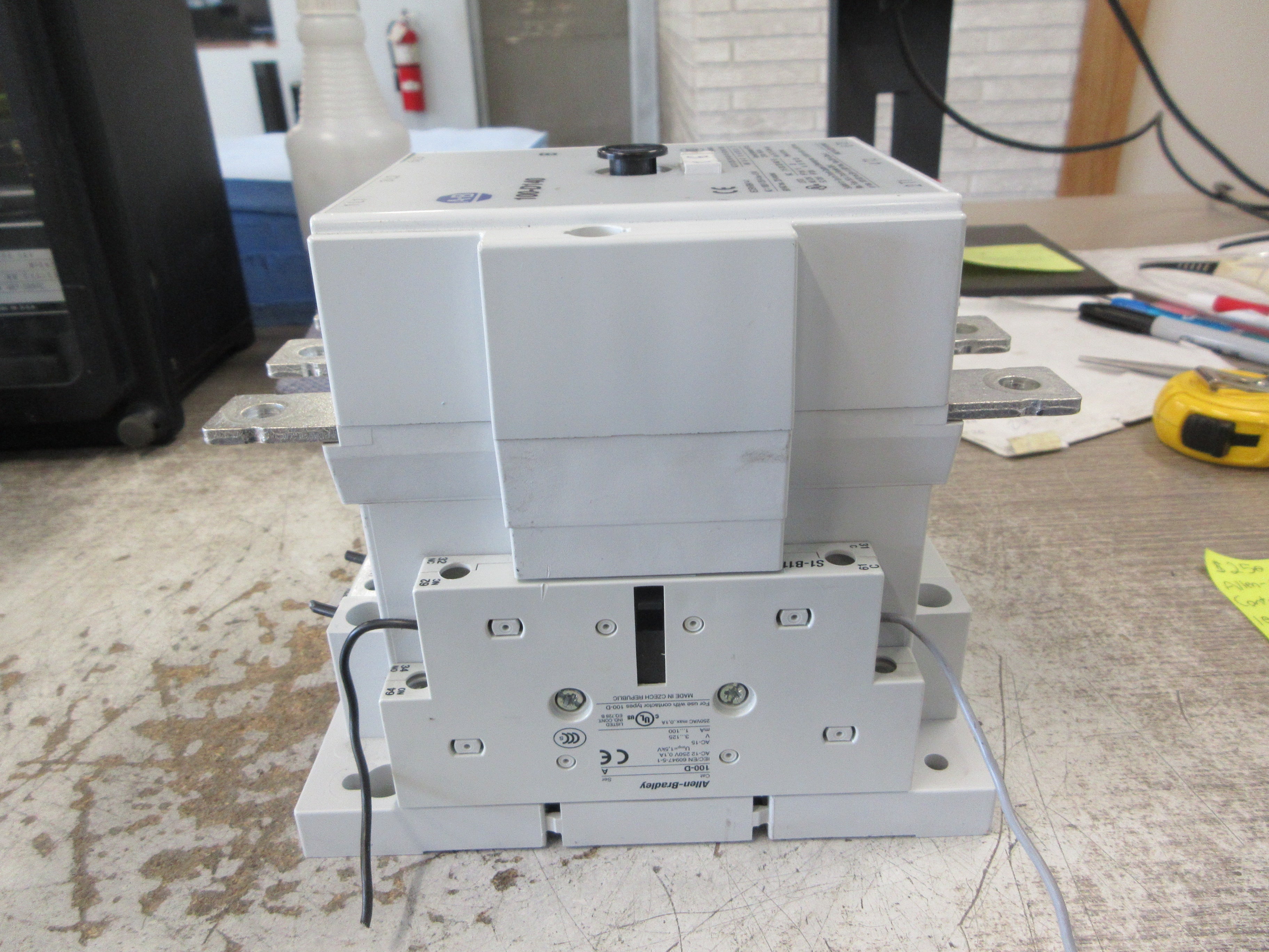 Allen-Bradley Contactor 100-D140 208-277V Coil 220A 600V (2) Aux Contact Used
